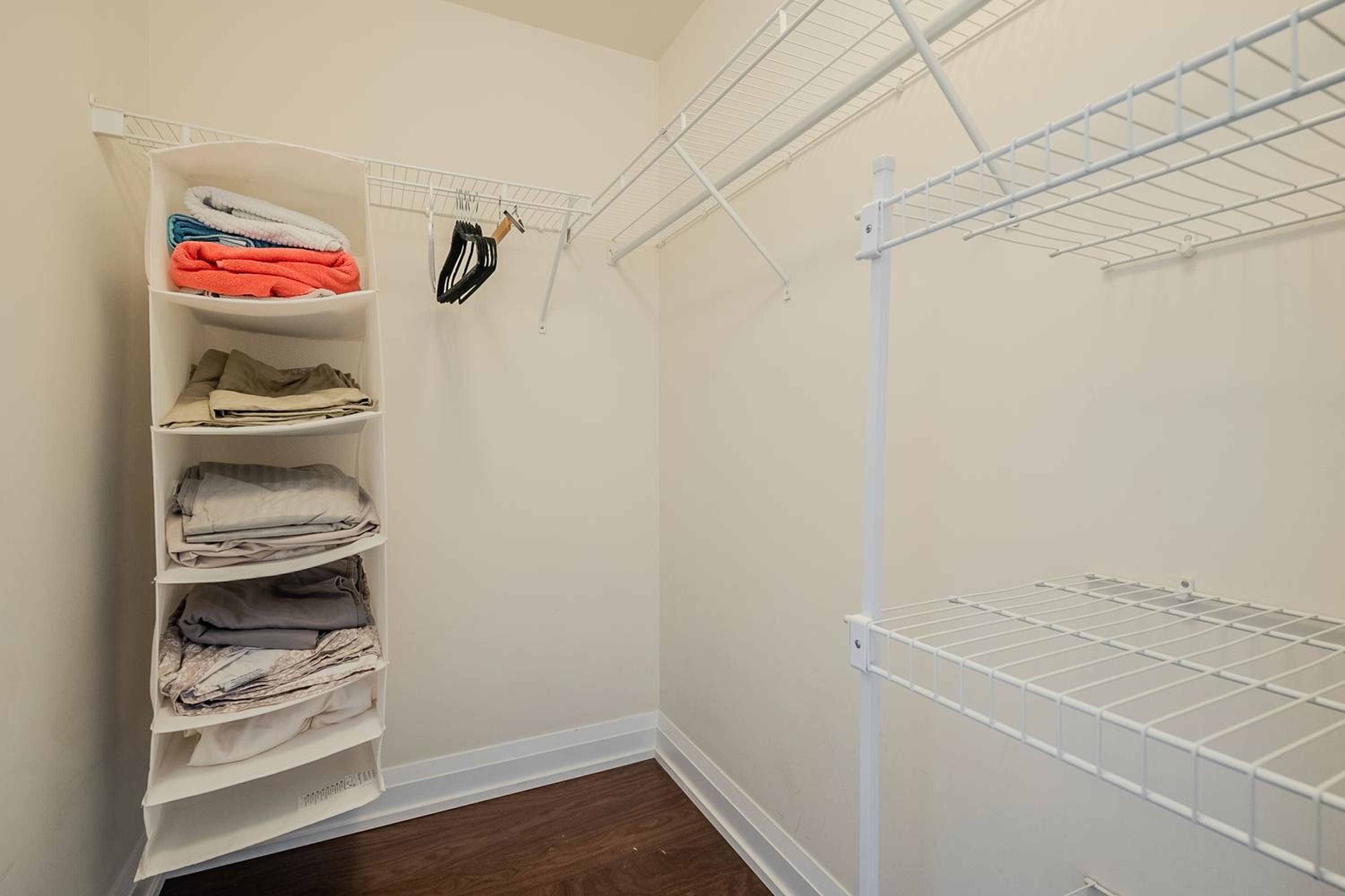Modern 2Bd 2Ba Skyscraper Free parking