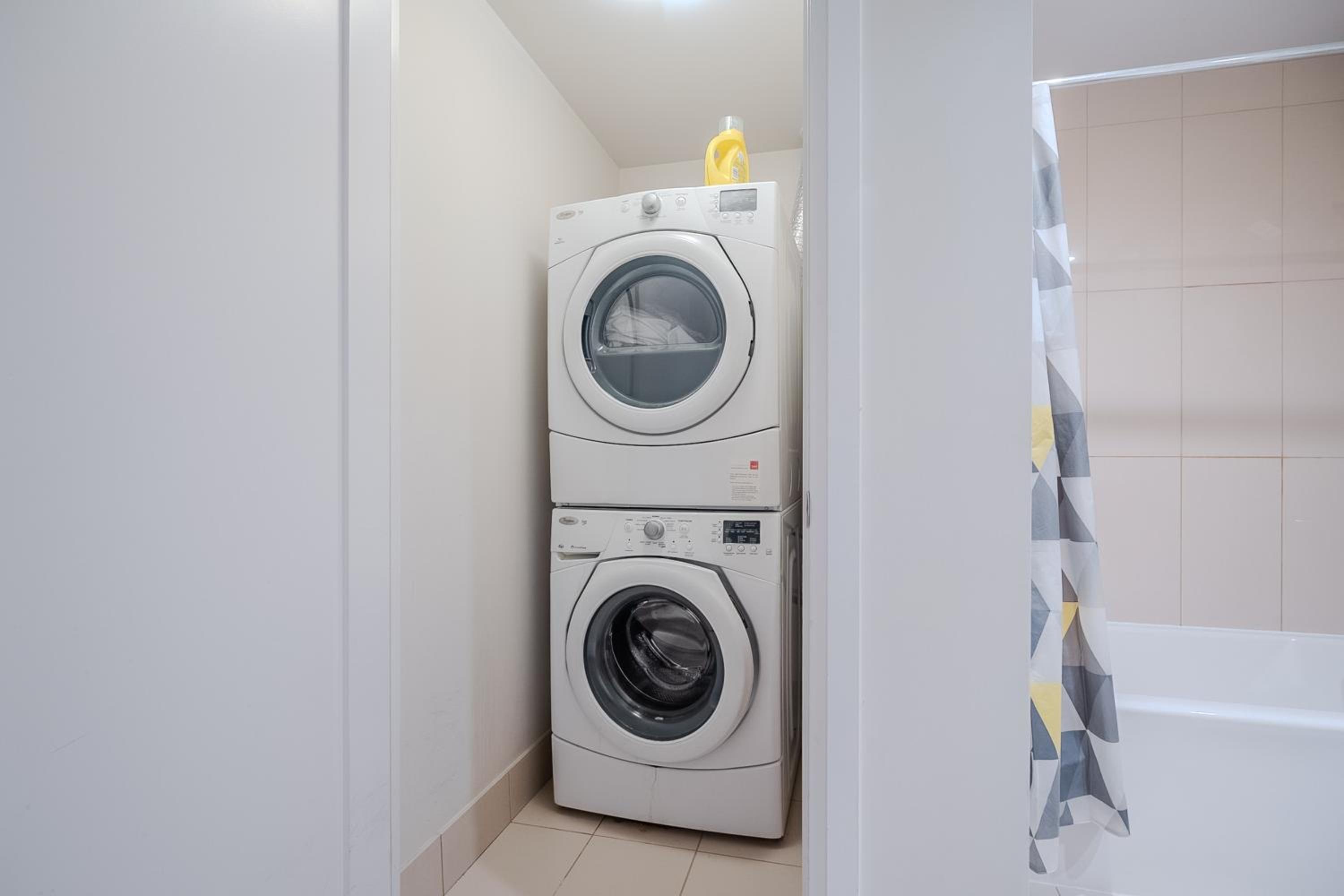 Modern 2Bd 2Ba Skyscraper Free parking