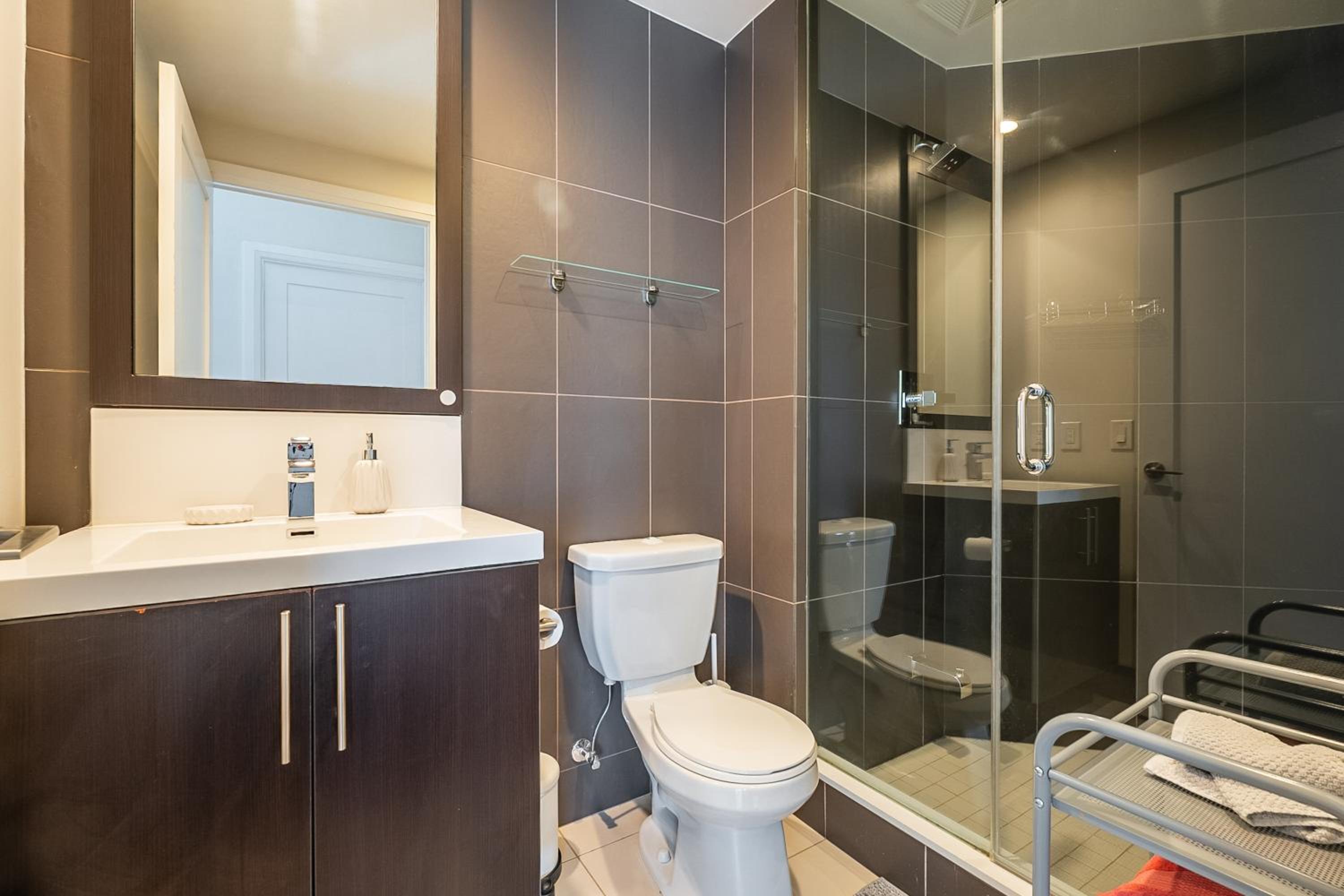 Modern 2Bd 2Ba Skyscraper Free parking