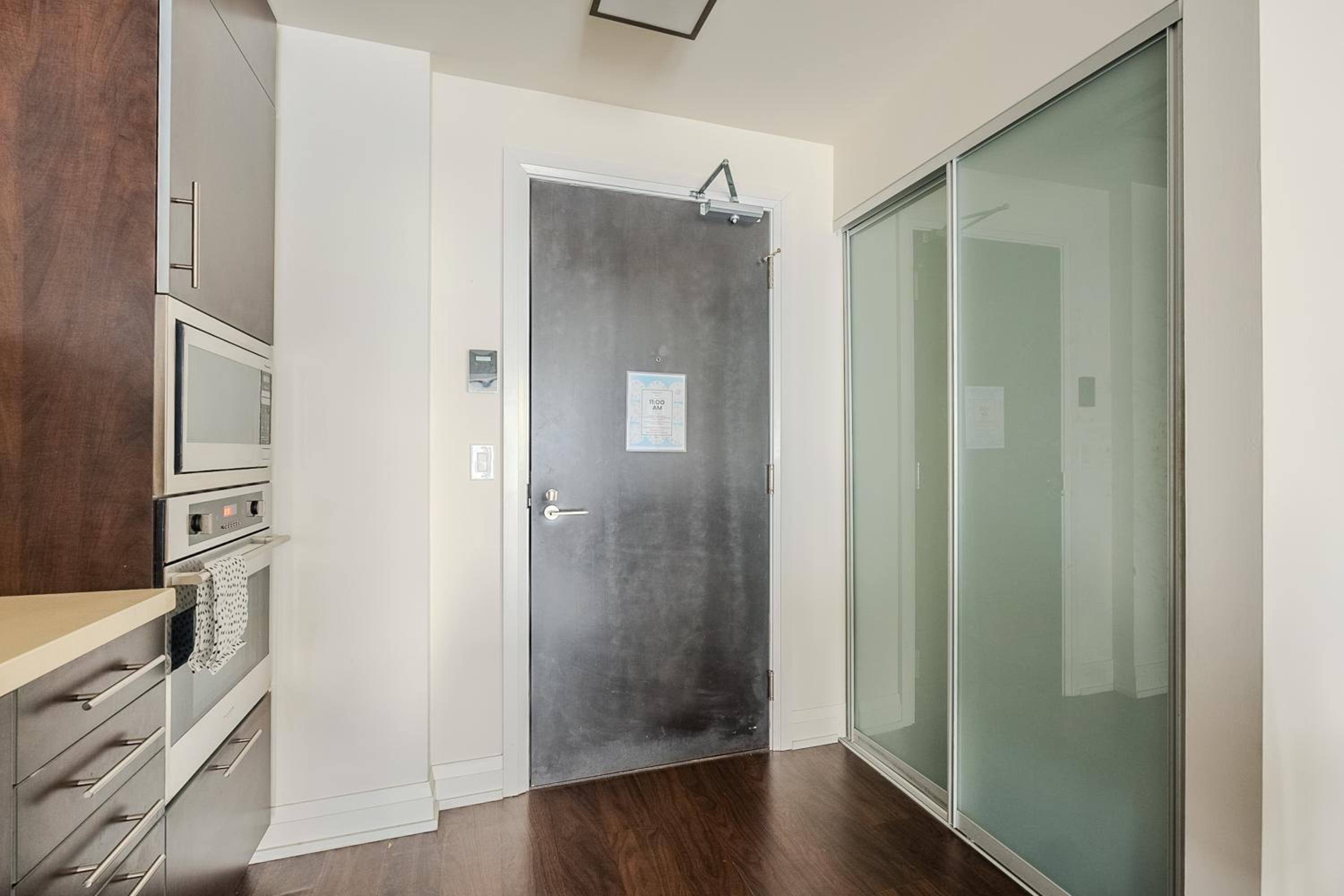 Modern 2Bd 2Ba Skyscraper Free parking