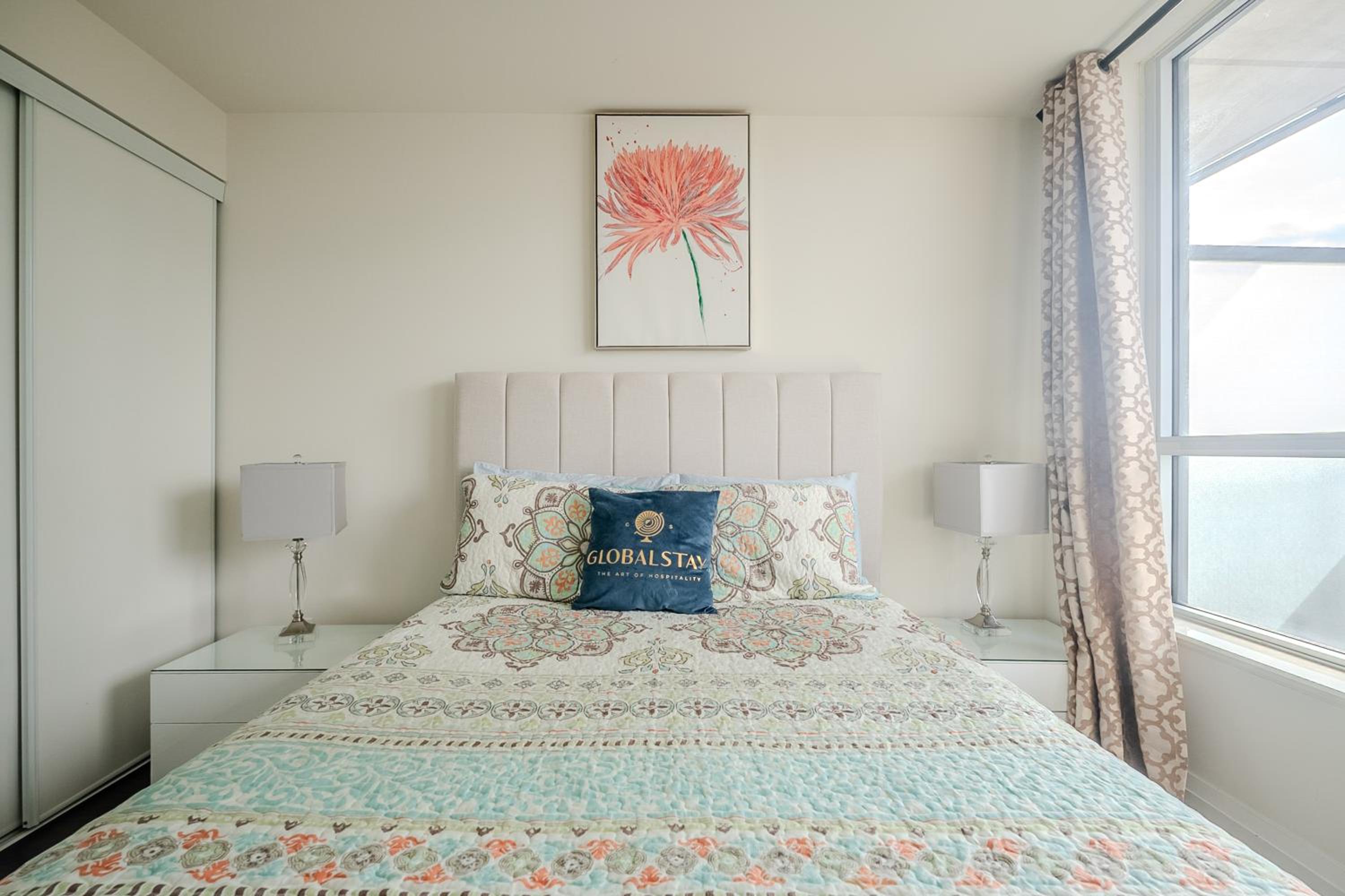 Modern 2Bd 2Ba Skyscraper Free parking
