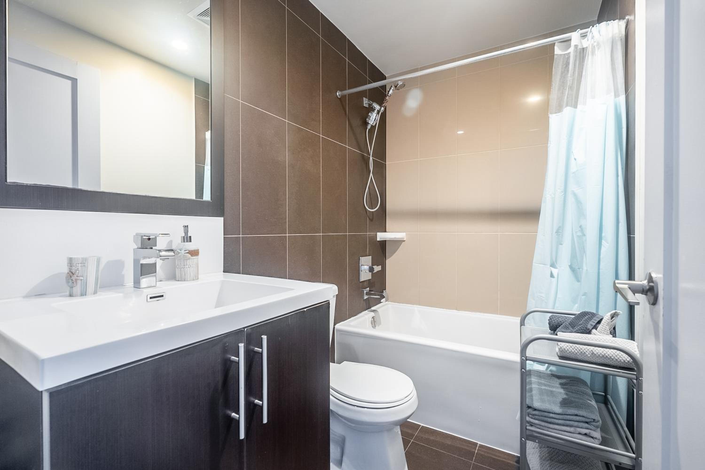 2BD 2BR Panoramic View Sheppard Metro Free parking