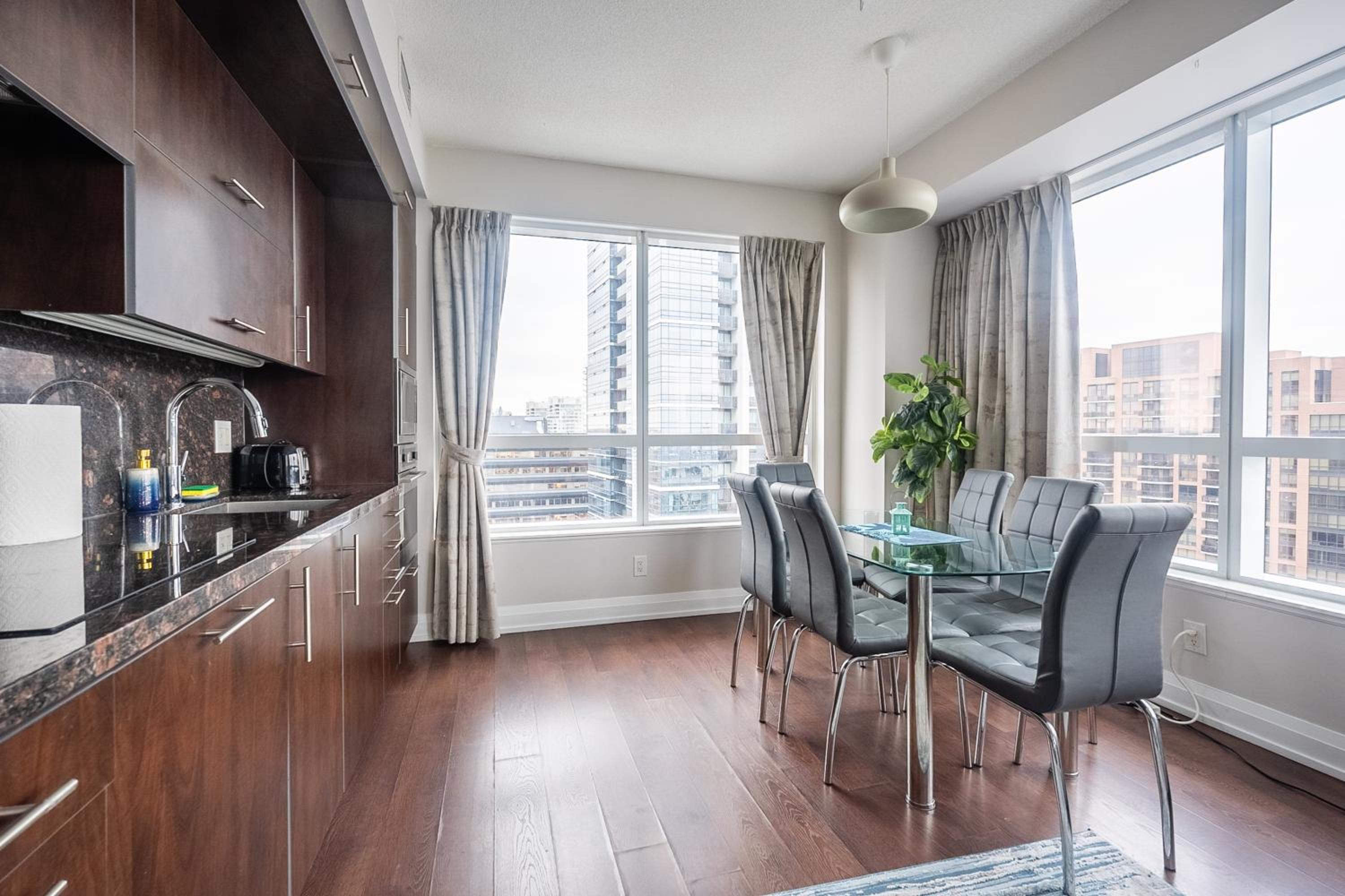 2BD 2BR Panoramic View Sheppard Metro Free parking