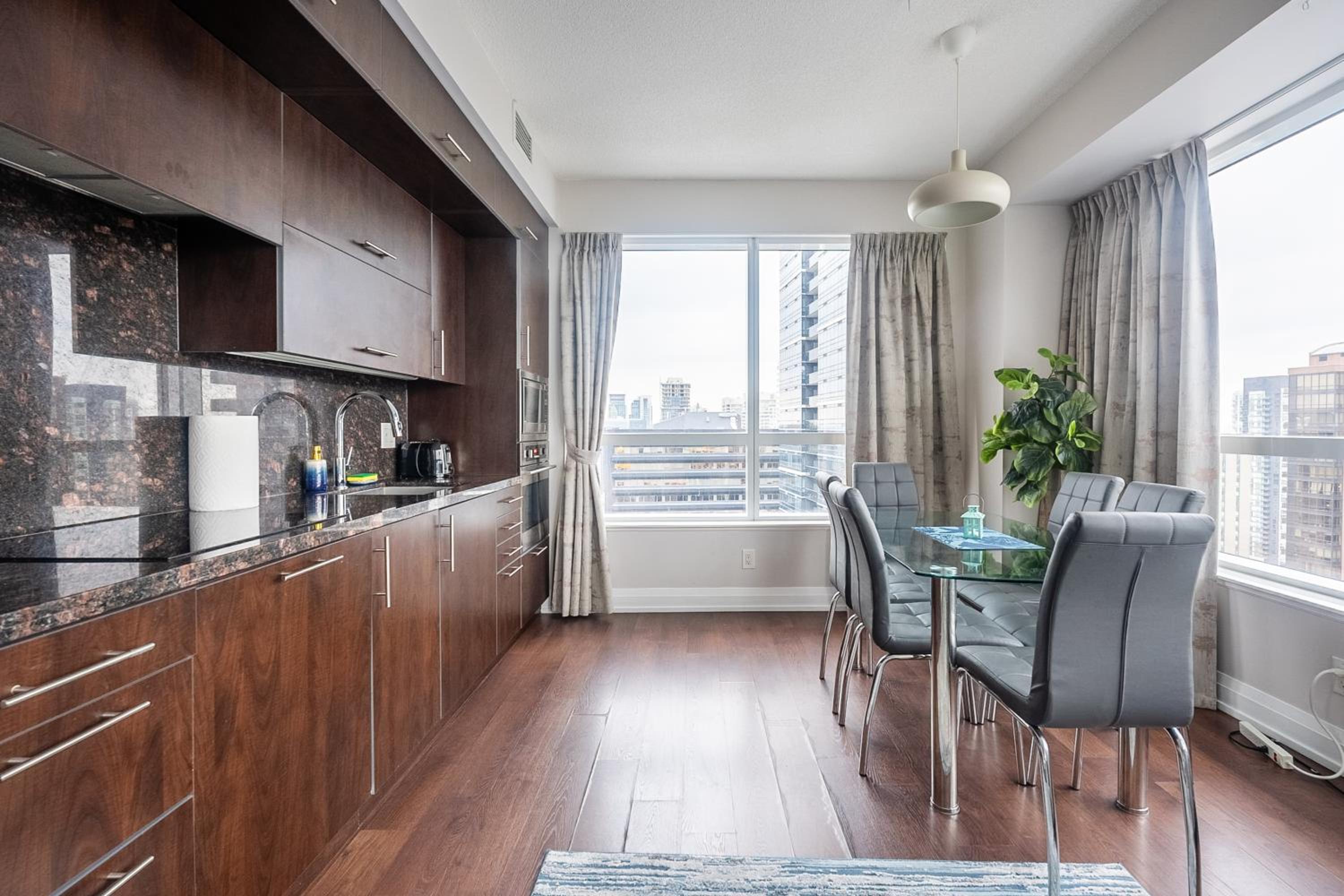 2BD 2BR Panoramic View Sheppard Metro Free parking