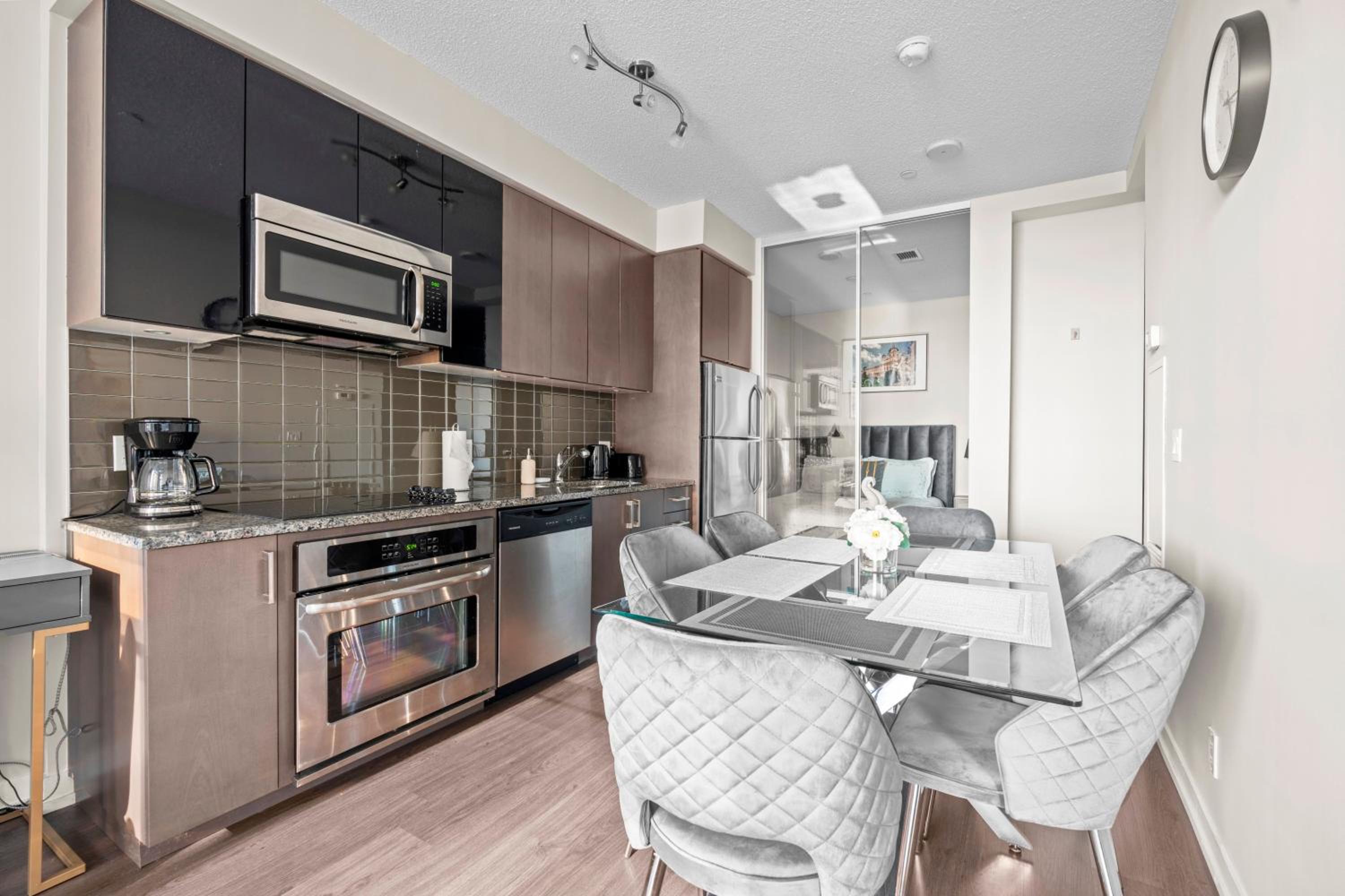 luminous 2-Bedroom Apartment with Balcony