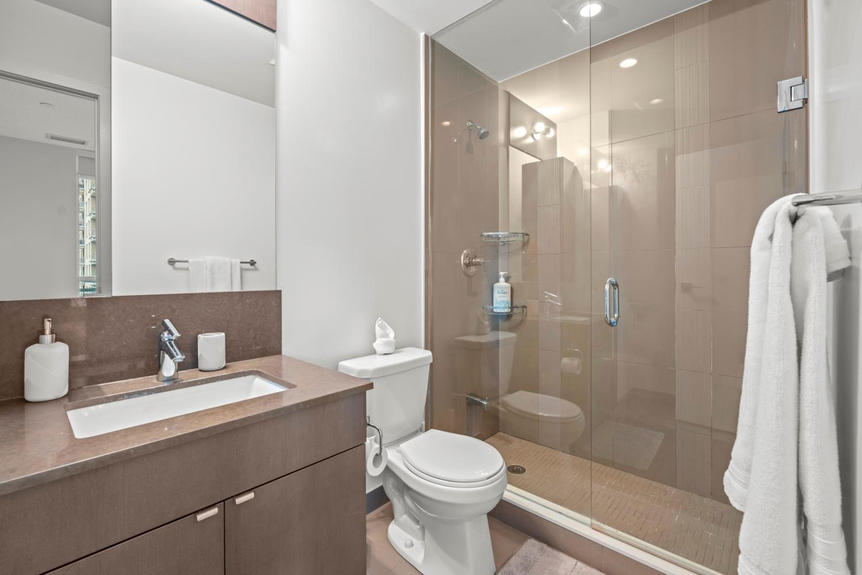luminous 2-Bedroom Apartment with Balcony