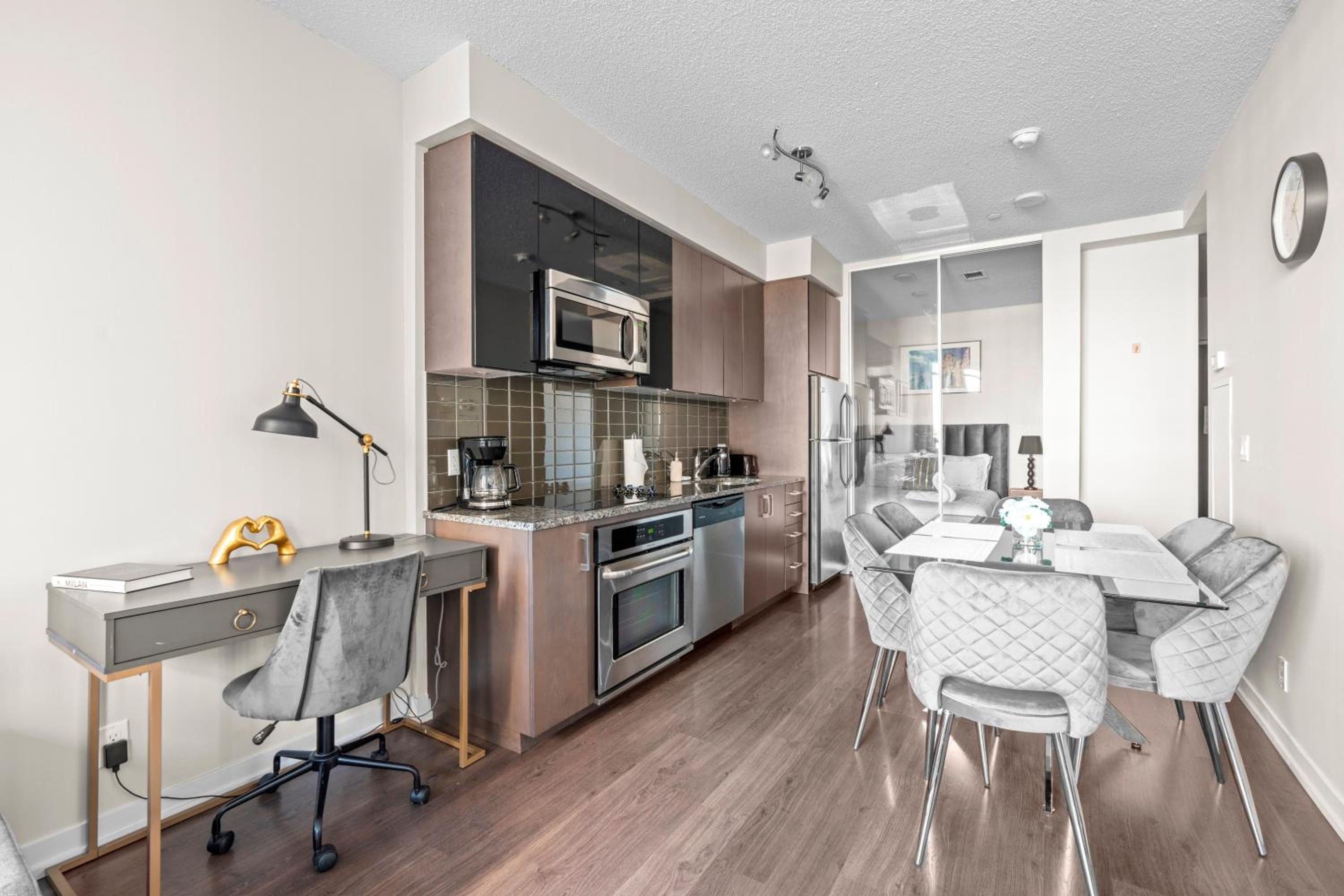 luminous 2-Bedroom Apartment with Balcony