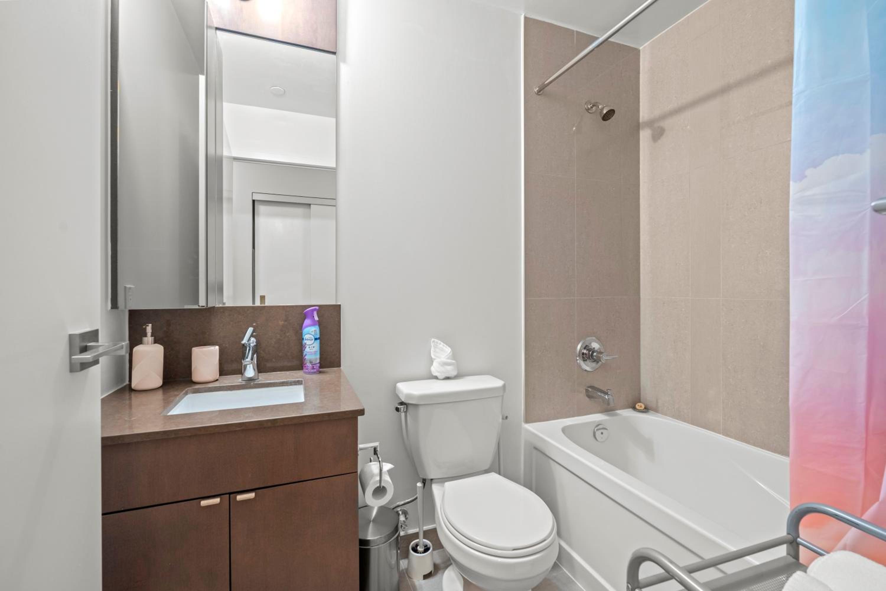 luminous 2-Bedroom Apartment with Balcony