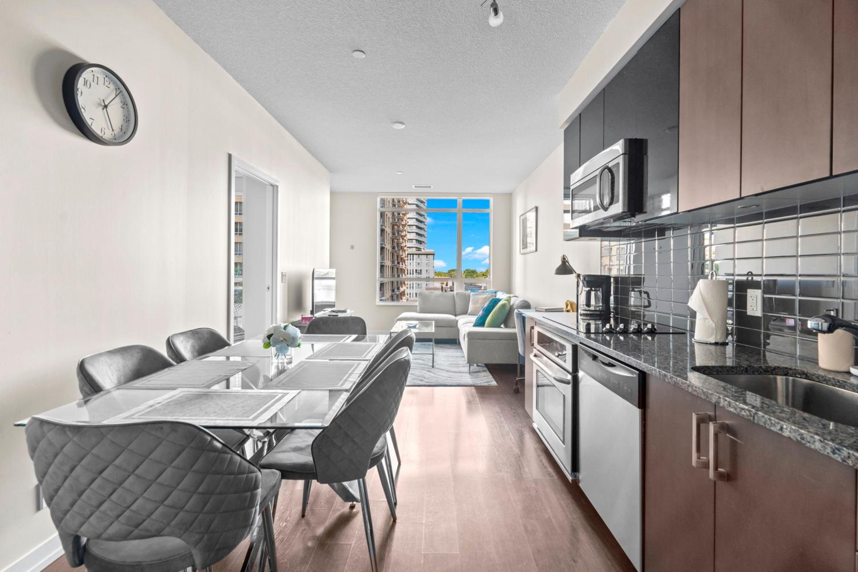 luminous 2-Bedroom Apartment with Balcony