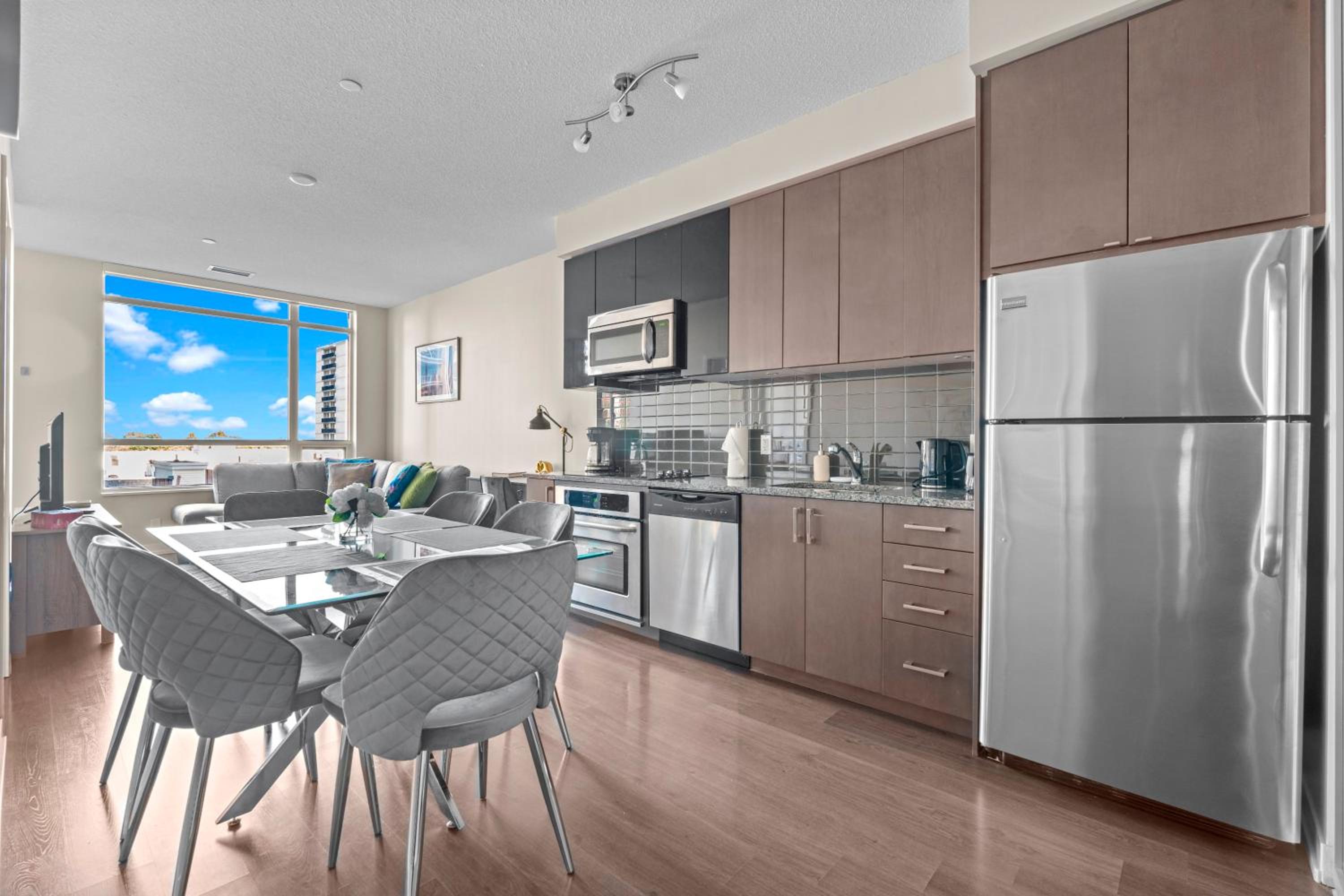 luminous 2-Bedroom Apartment with Balcony