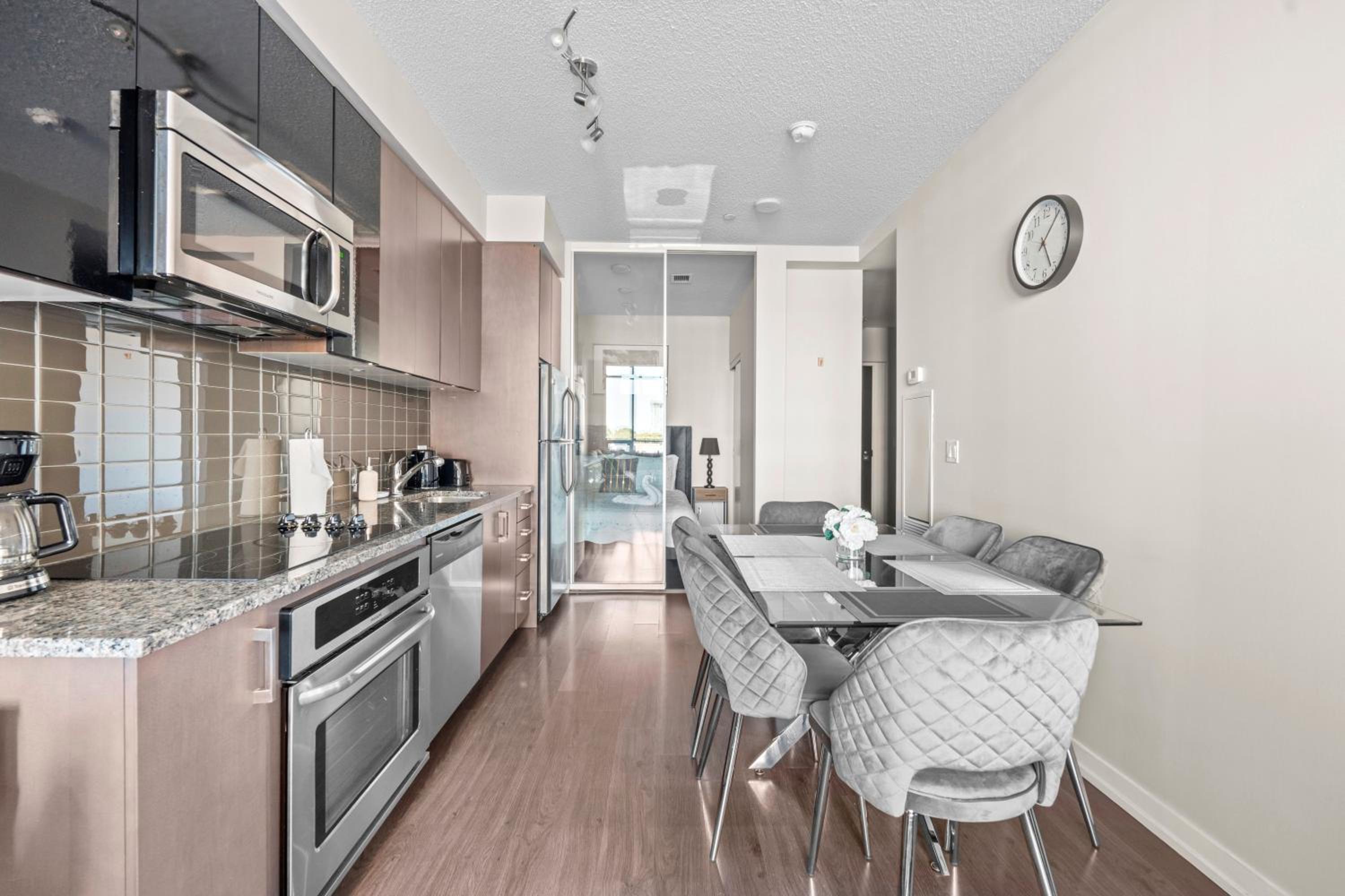 luminous 2-Bedroom Apartment with Balcony