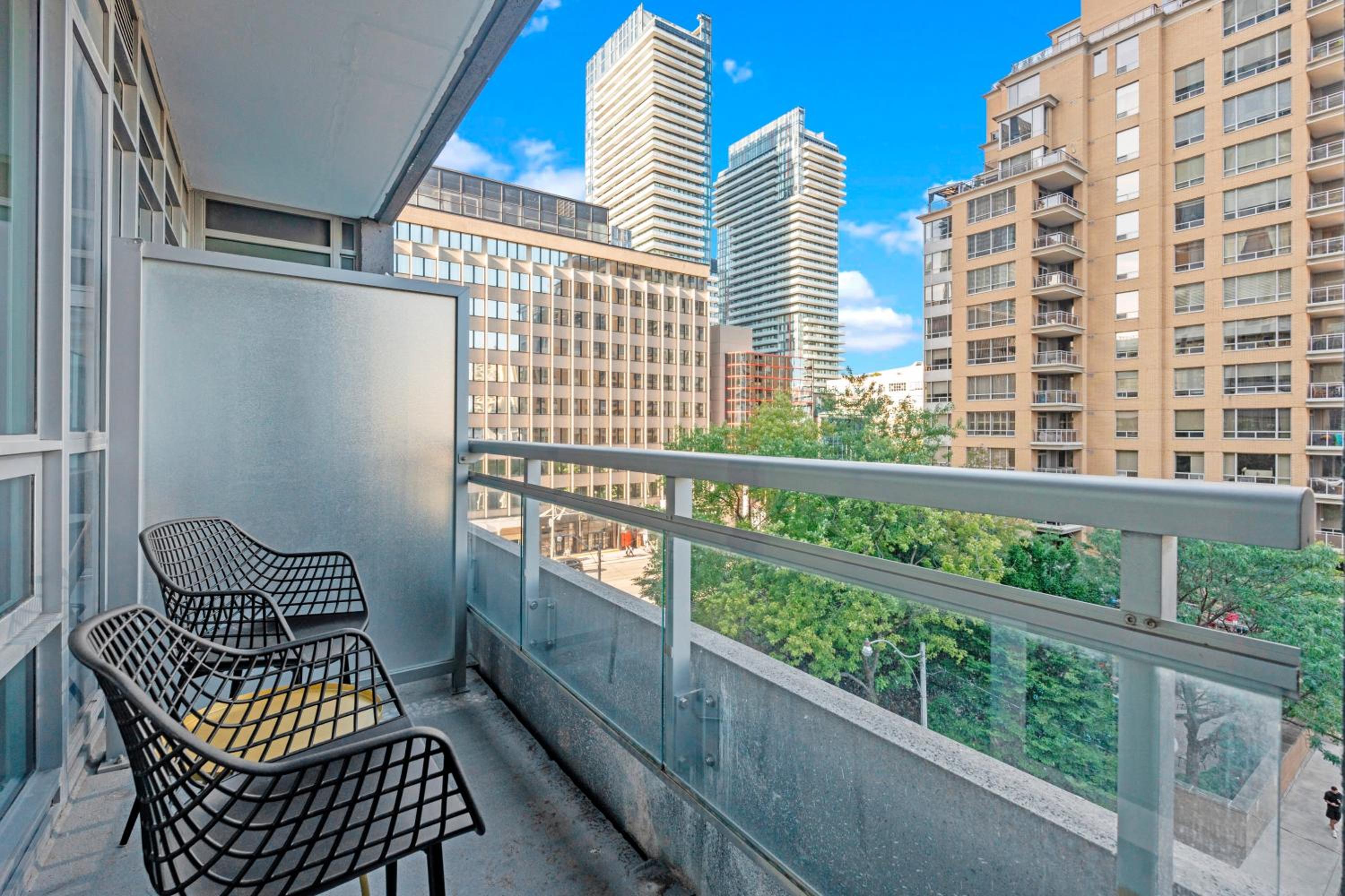 luminous 2-Bedroom Apartment with Balcony