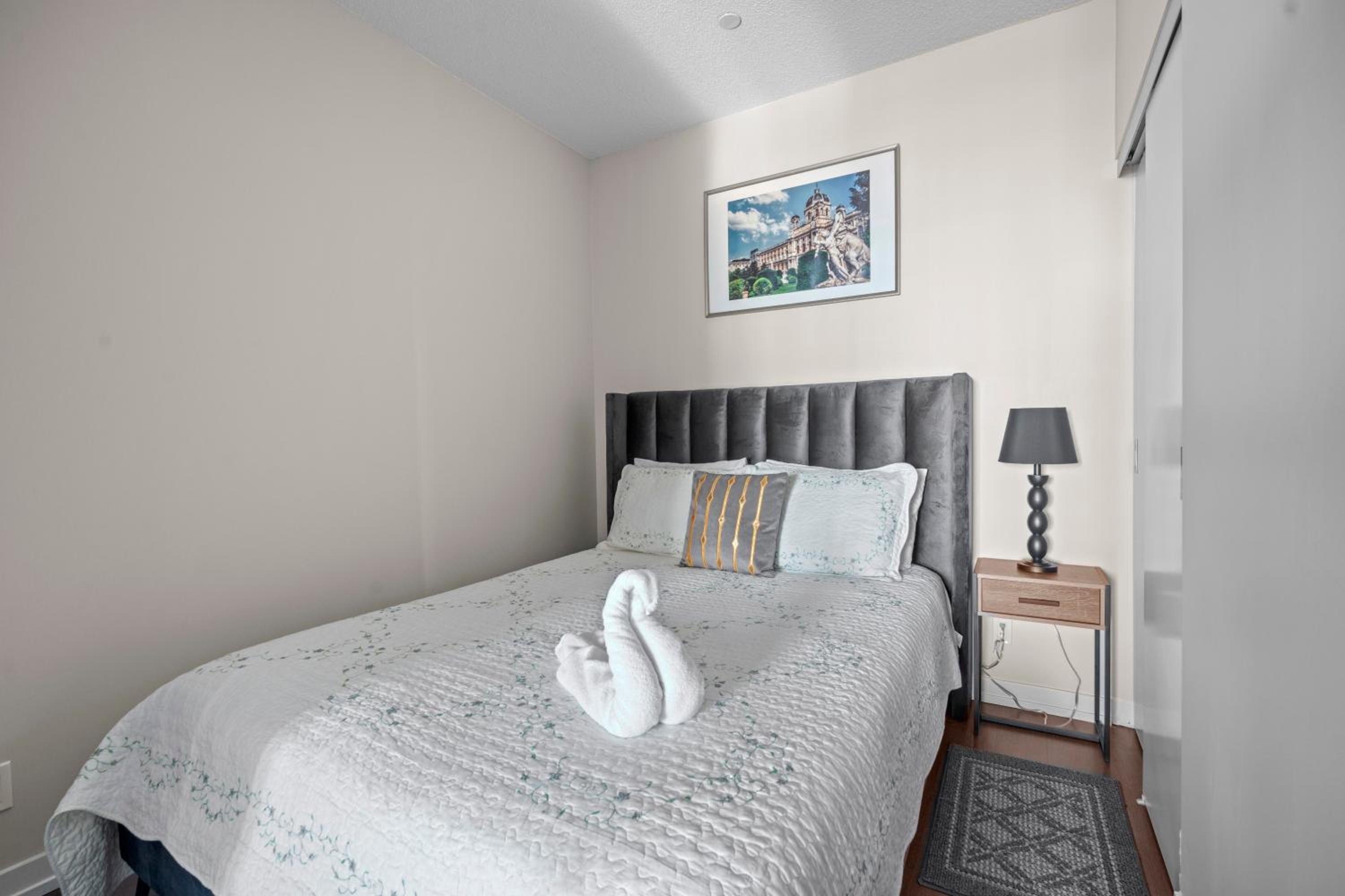 luminous 2-Bedroom Apartment with Balcony