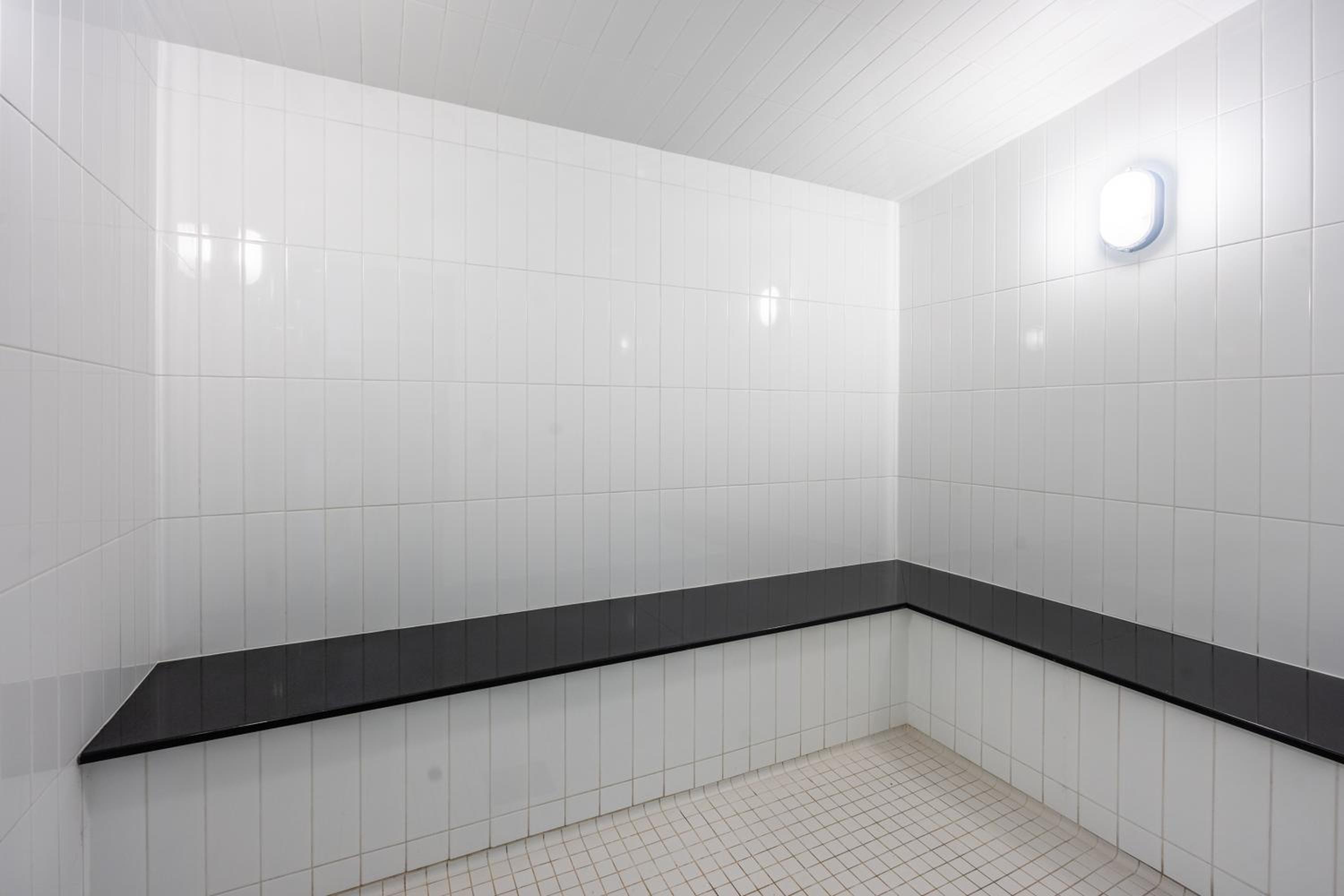 luminous 2-Bedroom Apartment with Balcony