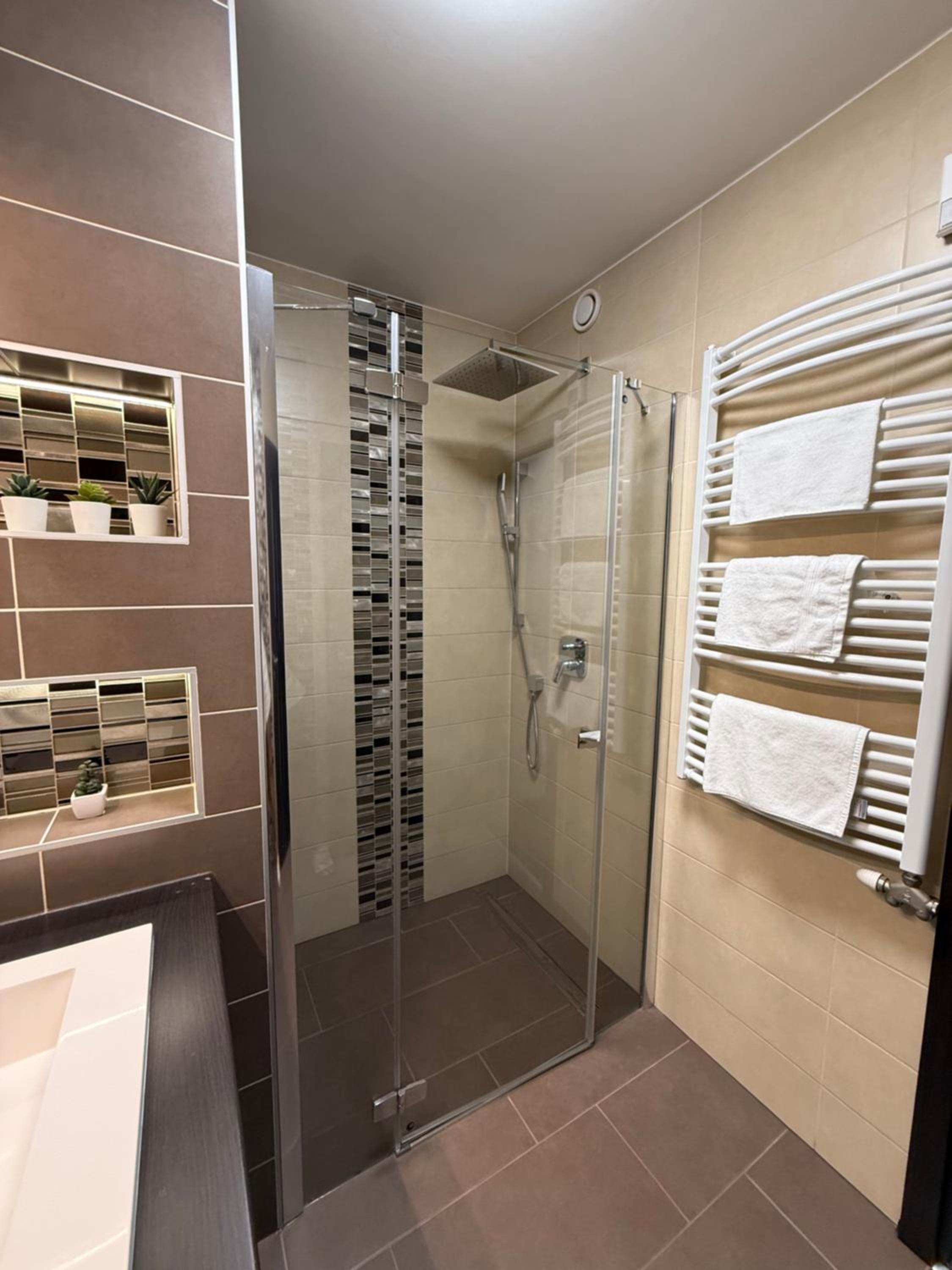 Local-Lux Premium Apartment- 2 Bedrooms Balcony -2 Private Parking