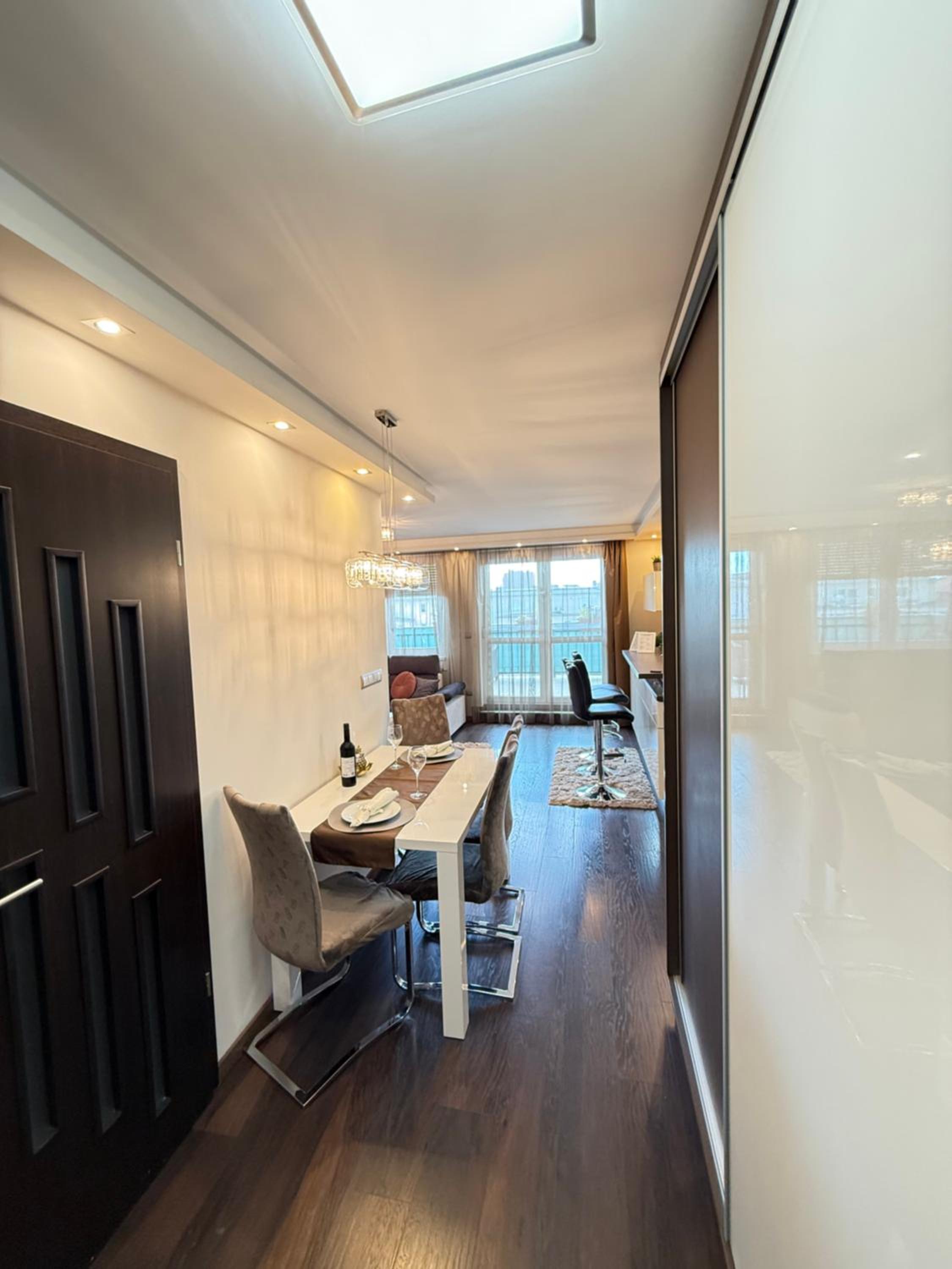 Local-Lux Premium Apartment- 2 Bedrooms Balcony -2 Private Parking