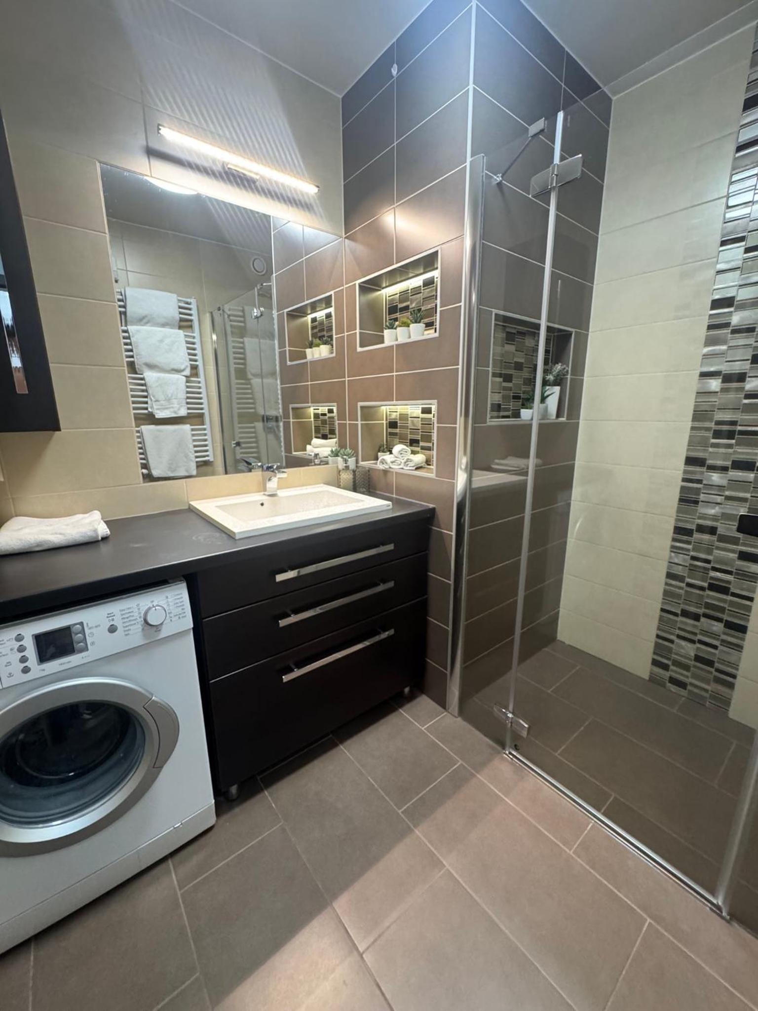Local-Lux Premium Apartment- 2 Bedrooms Balcony -2 Private Parking