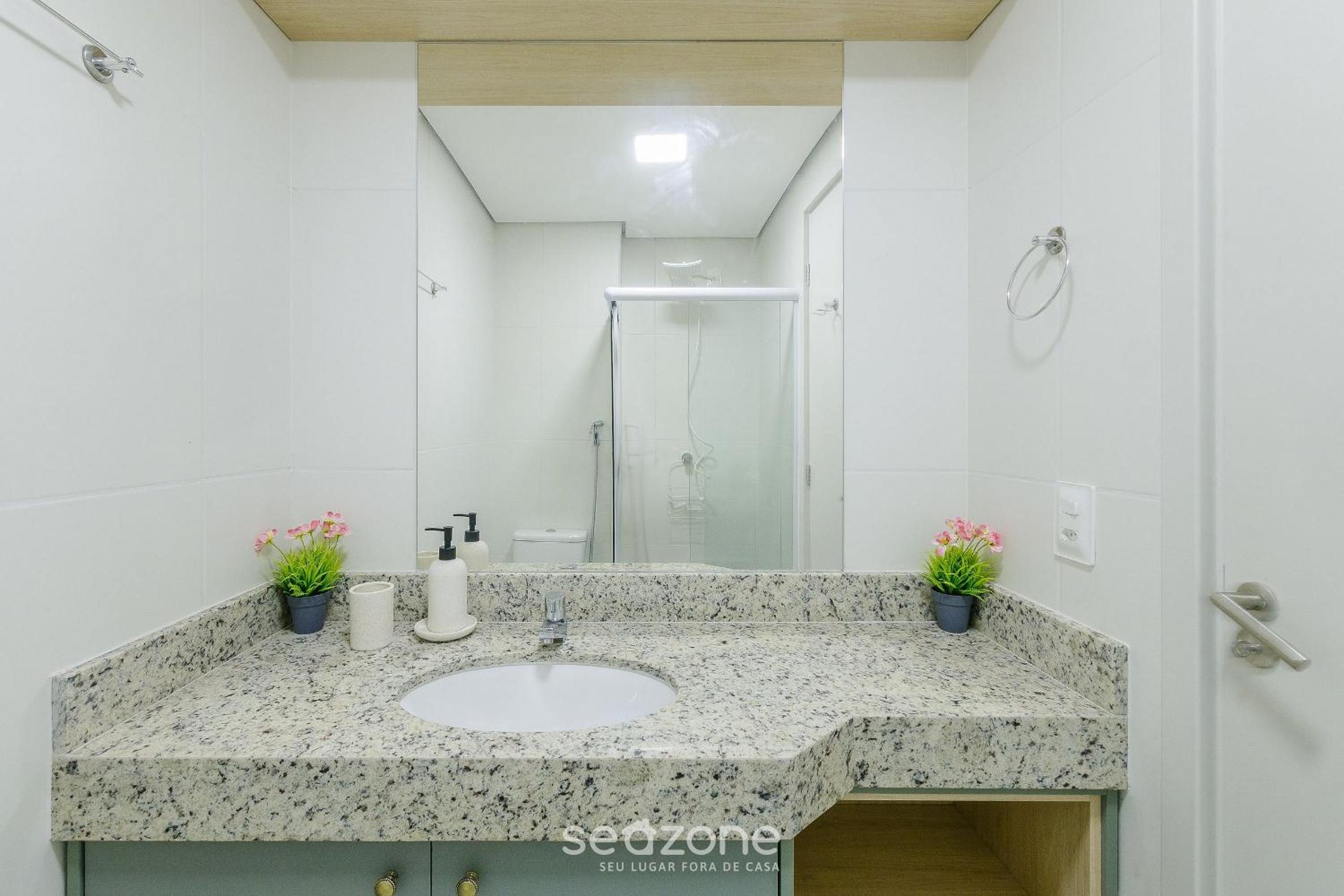 Apartments in a building with a pool 800m from the beach in Salvador - EDF