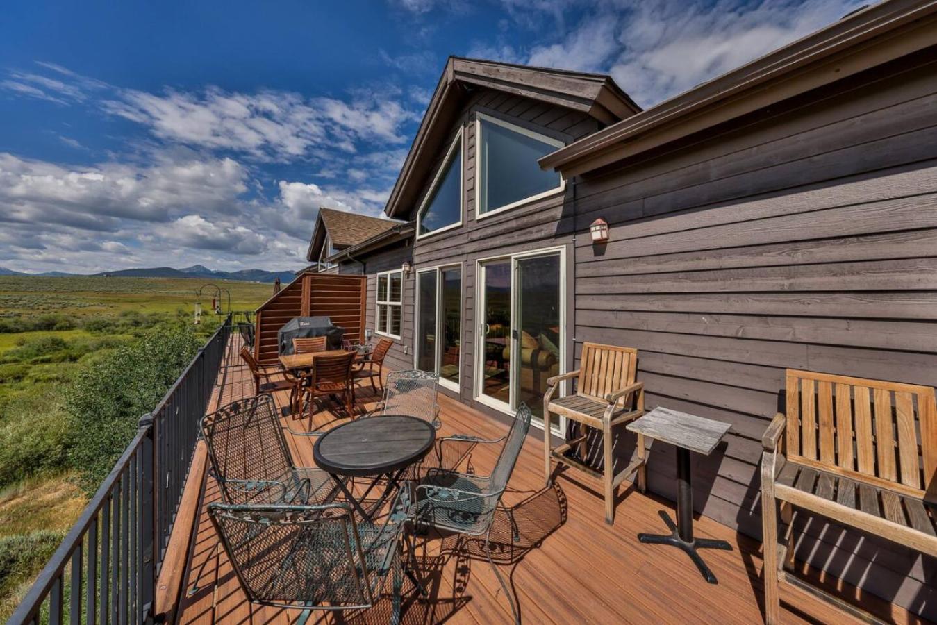 Mountain Bliss 3 BR Retreat With Views and Hot Tub