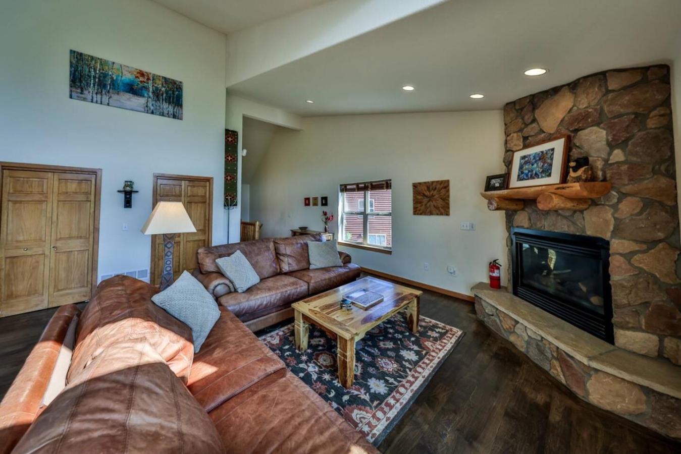 Mountain Bliss 3 BR Retreat With Views and Hot Tub