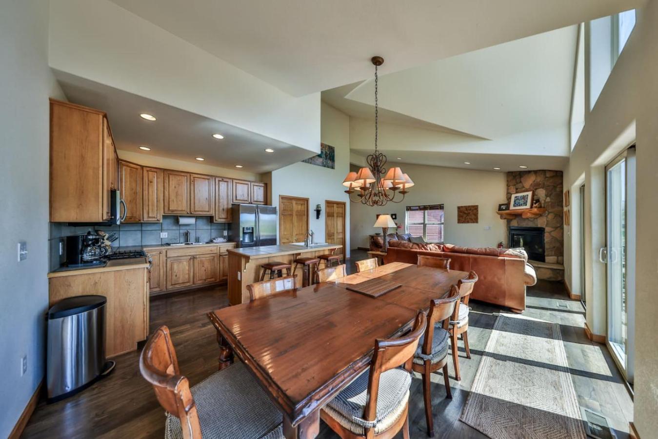 Mountain Bliss 3 BR Retreat With Views and Hot Tub