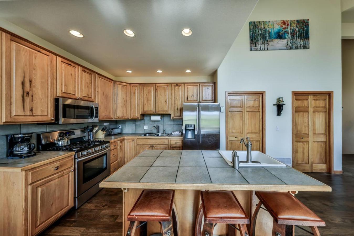 Mountain Bliss 3 BR Retreat With Views and Hot Tub