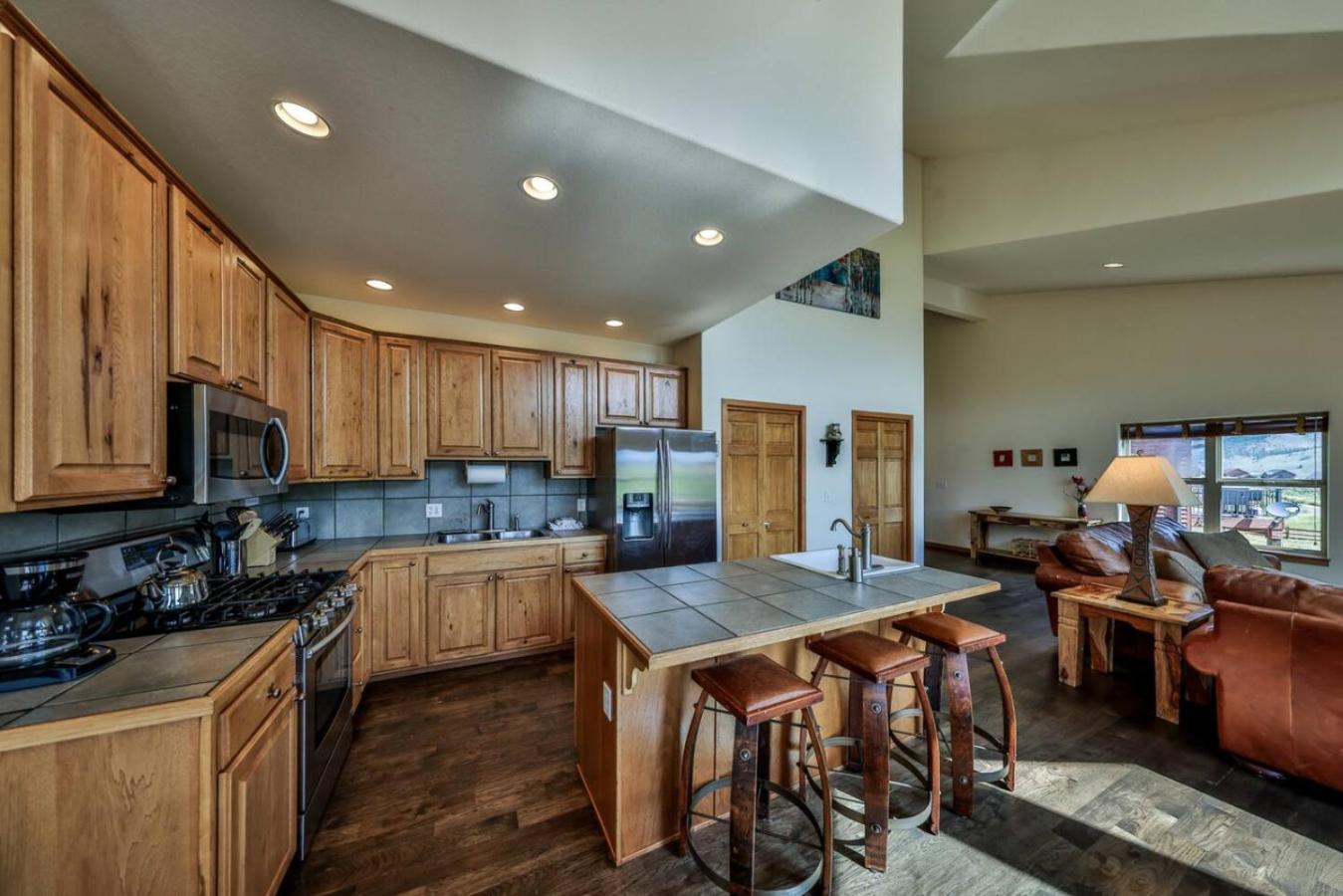 Mountain Bliss 3 BR Retreat With Views and Hot Tub