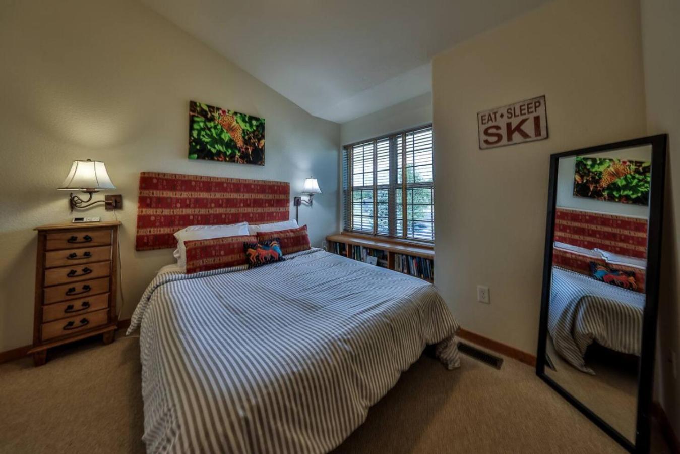 Mountain Bliss 3 BR Retreat With Views and Hot Tub