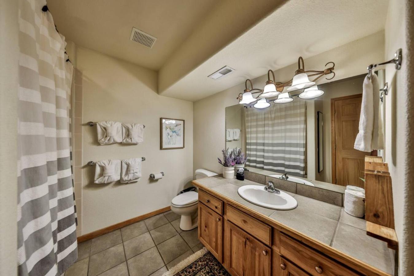 Mountain Bliss 3 BR Retreat With Views and Hot Tub