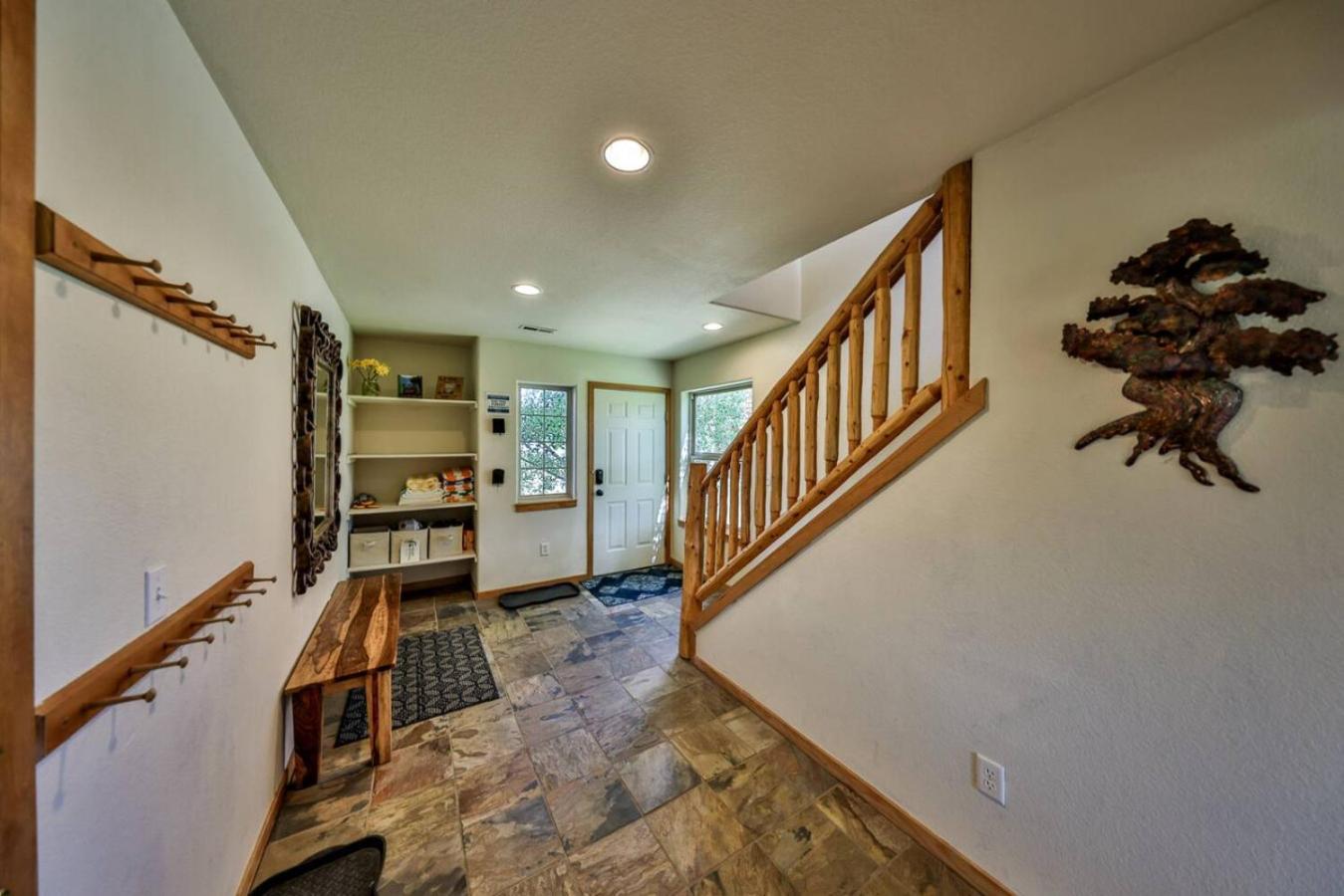 Mountain Bliss 3 BR Retreat With Views and Hot Tub