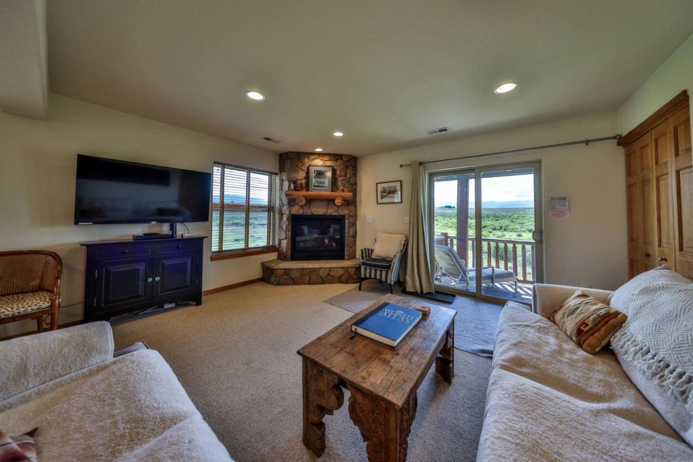 Mountain Bliss 3 BR Retreat With Views and Hot Tub
