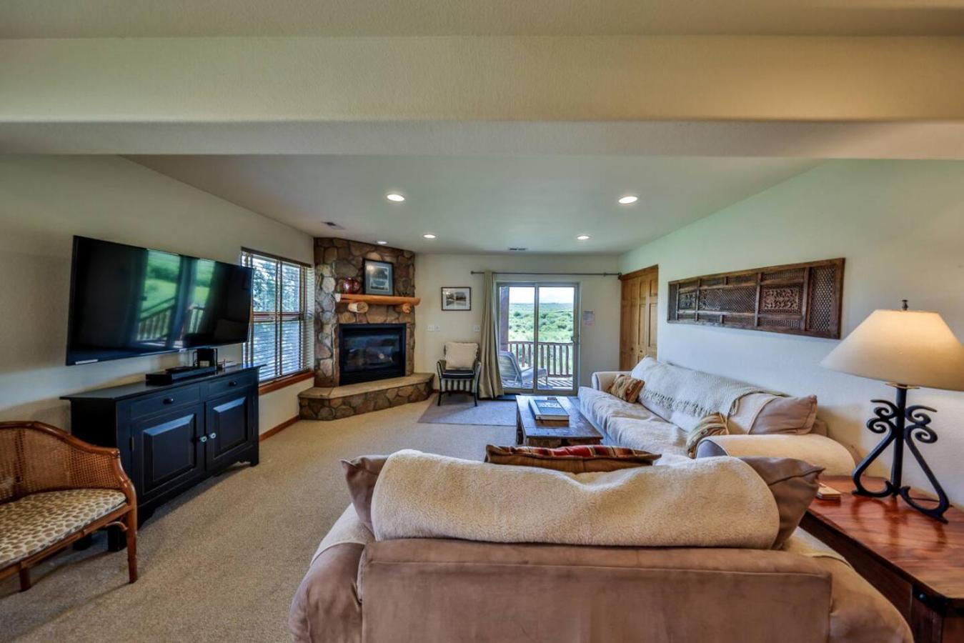 Mountain Bliss 3 BR Retreat With Views and Hot Tub