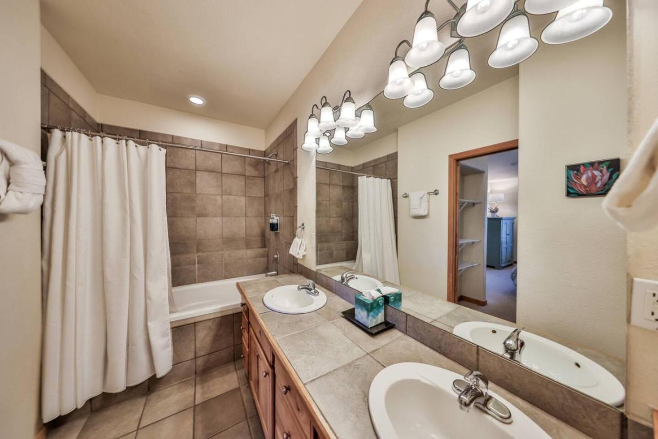 Mountain Bliss 3 BR Retreat With Views and Hot Tub