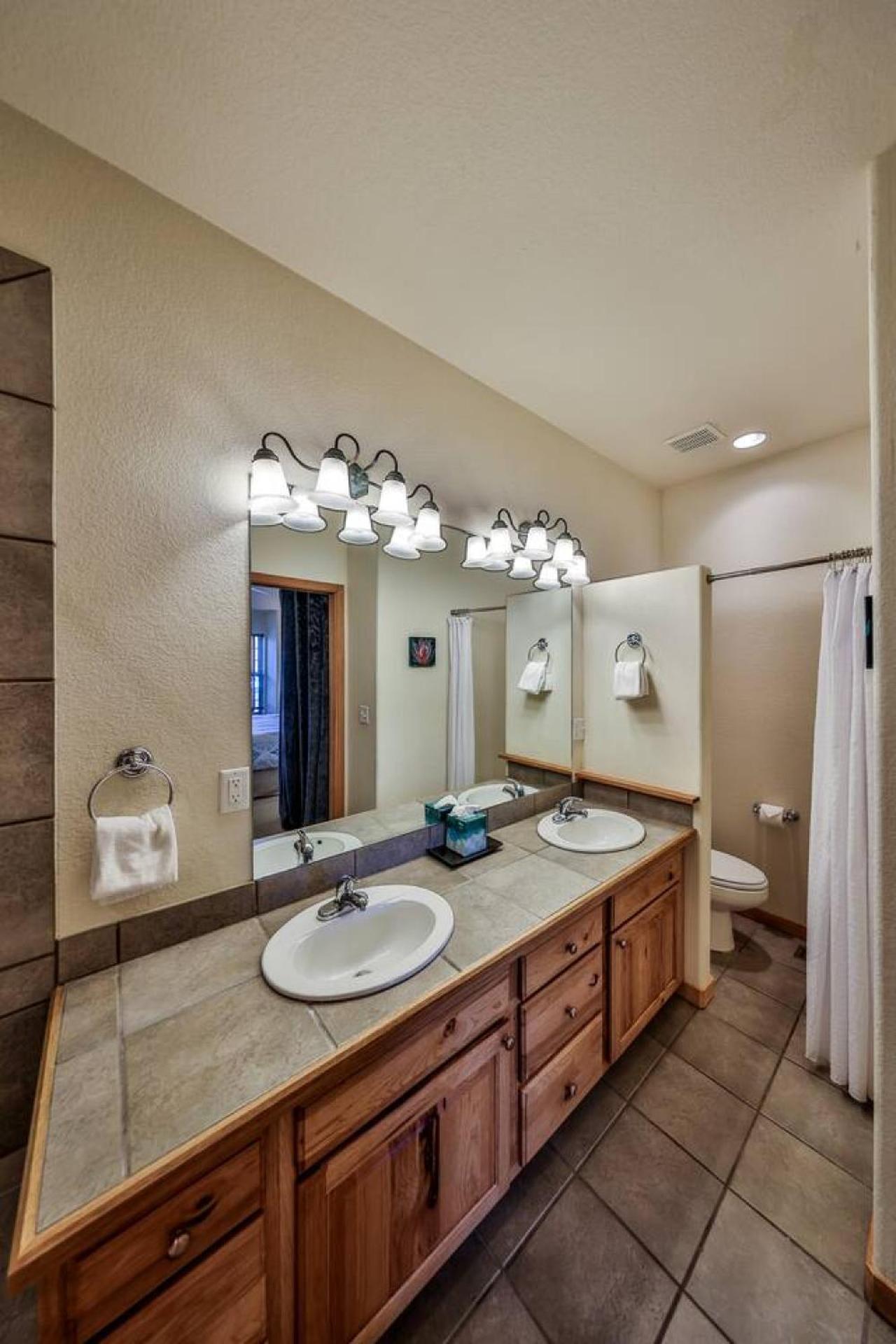 Mountain Bliss 3 BR Retreat With Views and Hot Tub