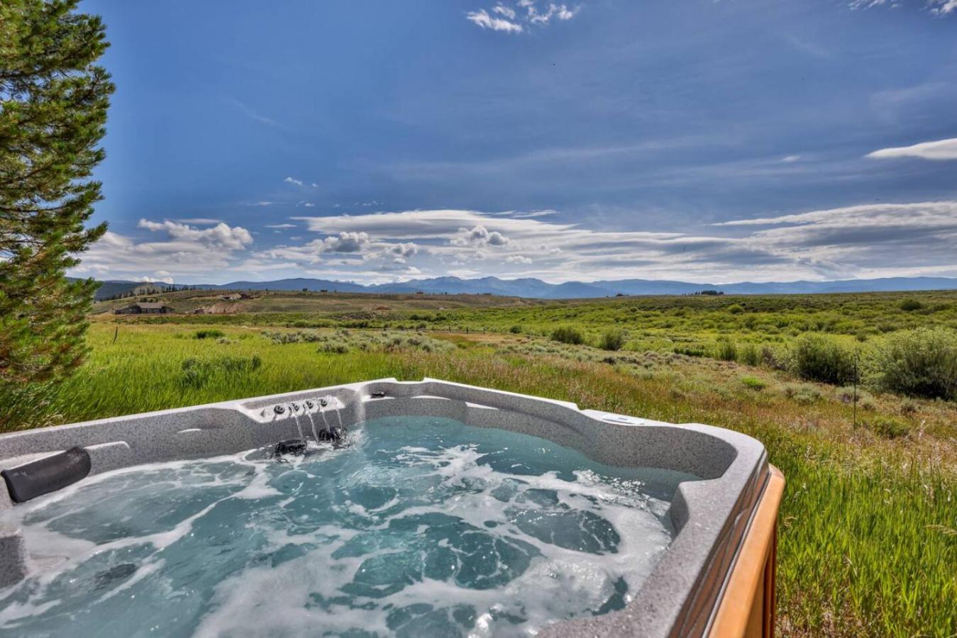 Mountain Bliss 3 BR Retreat With Views and Hot Tub