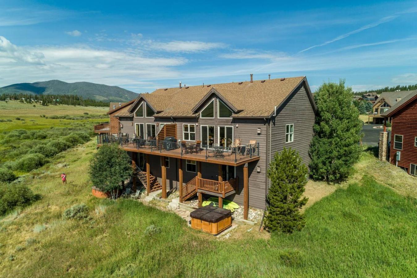 Mountain Bliss 3 BR Retreat With Views and Hot Tub