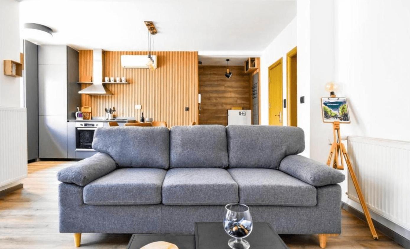 2 Apartments, 2 Parking - Sleeps 8 - Quiet Central