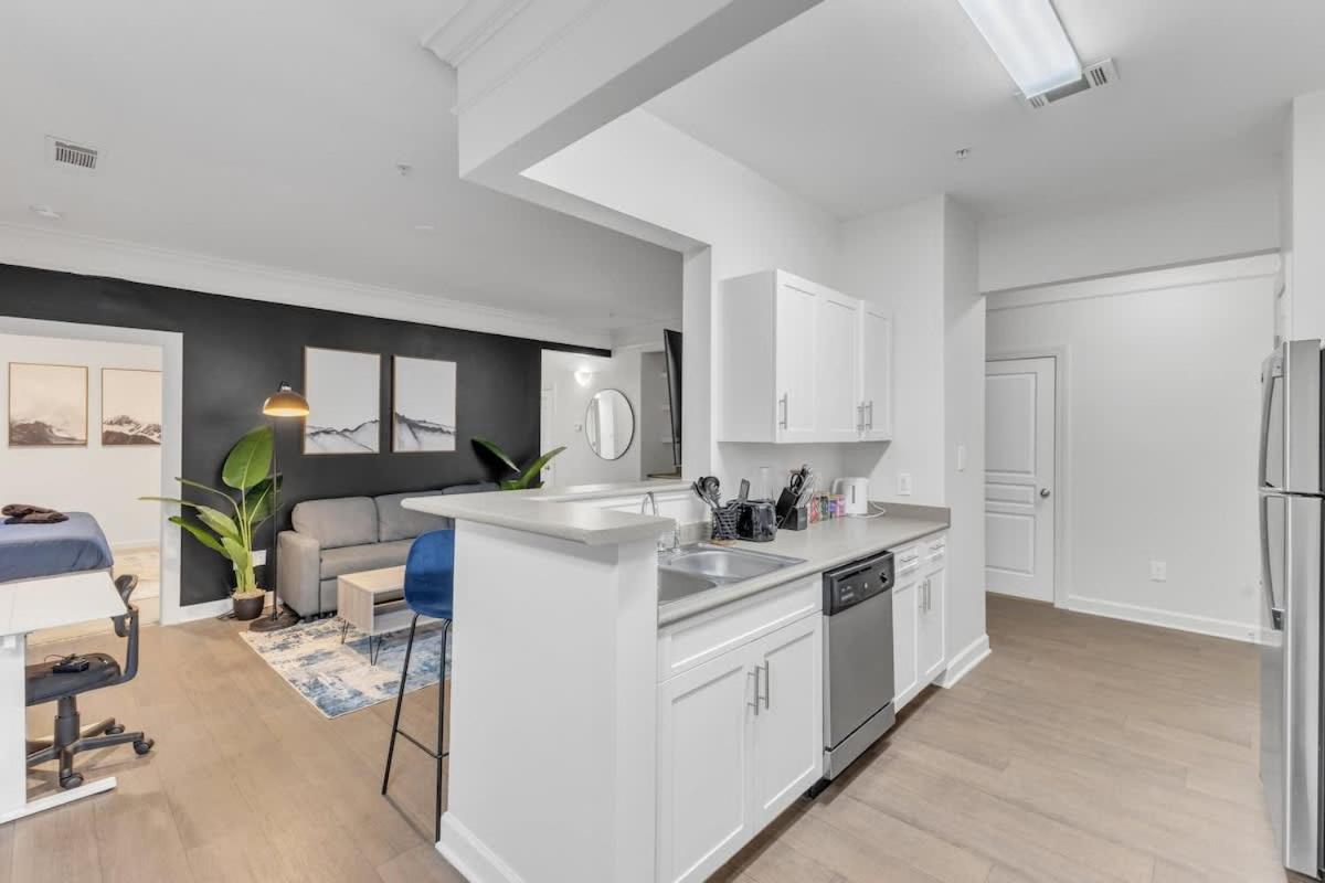 Upscale King 2BR Suite Mins to Downtown Raleigh