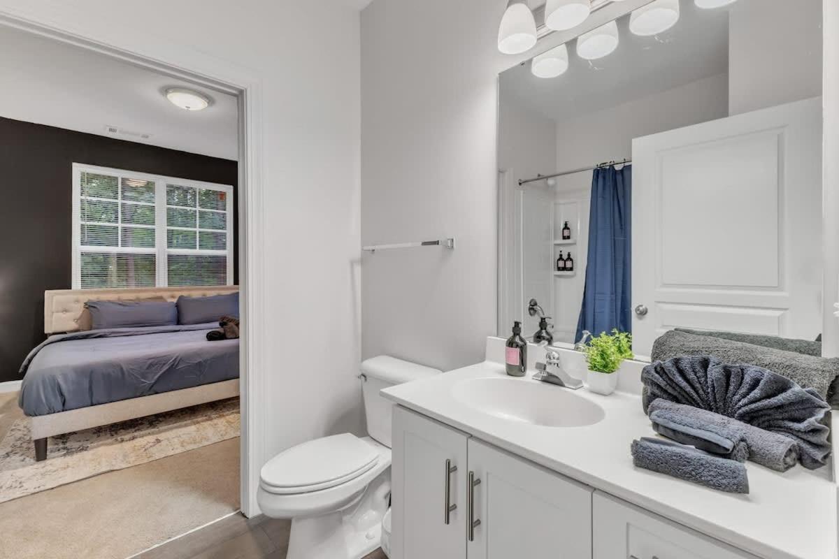 Upscale King 2BR Suite Mins to Downtown Raleigh