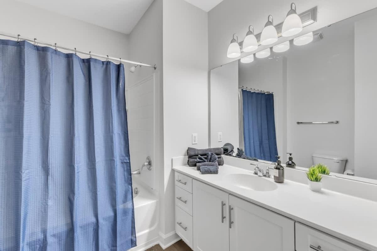 Upscale King 2BR Suite Mins to Downtown Raleigh