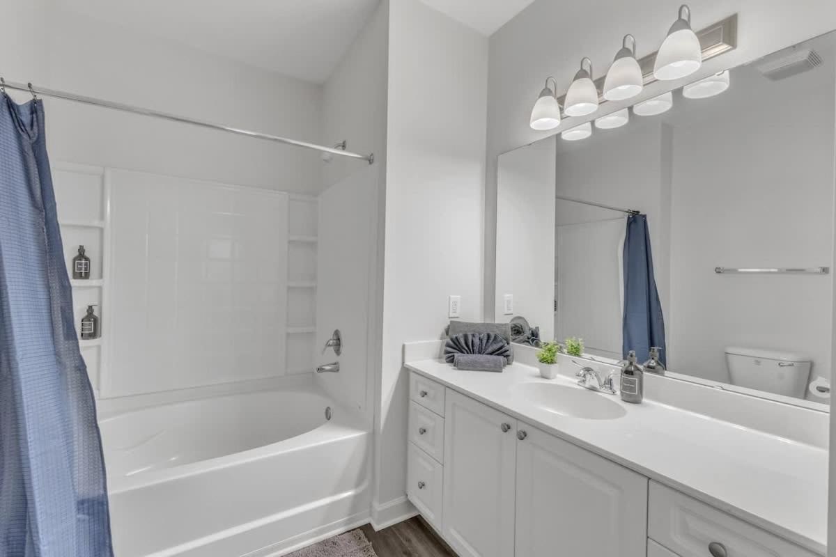 Upscale King 3BR Suite Mins to Downtown Raleigh