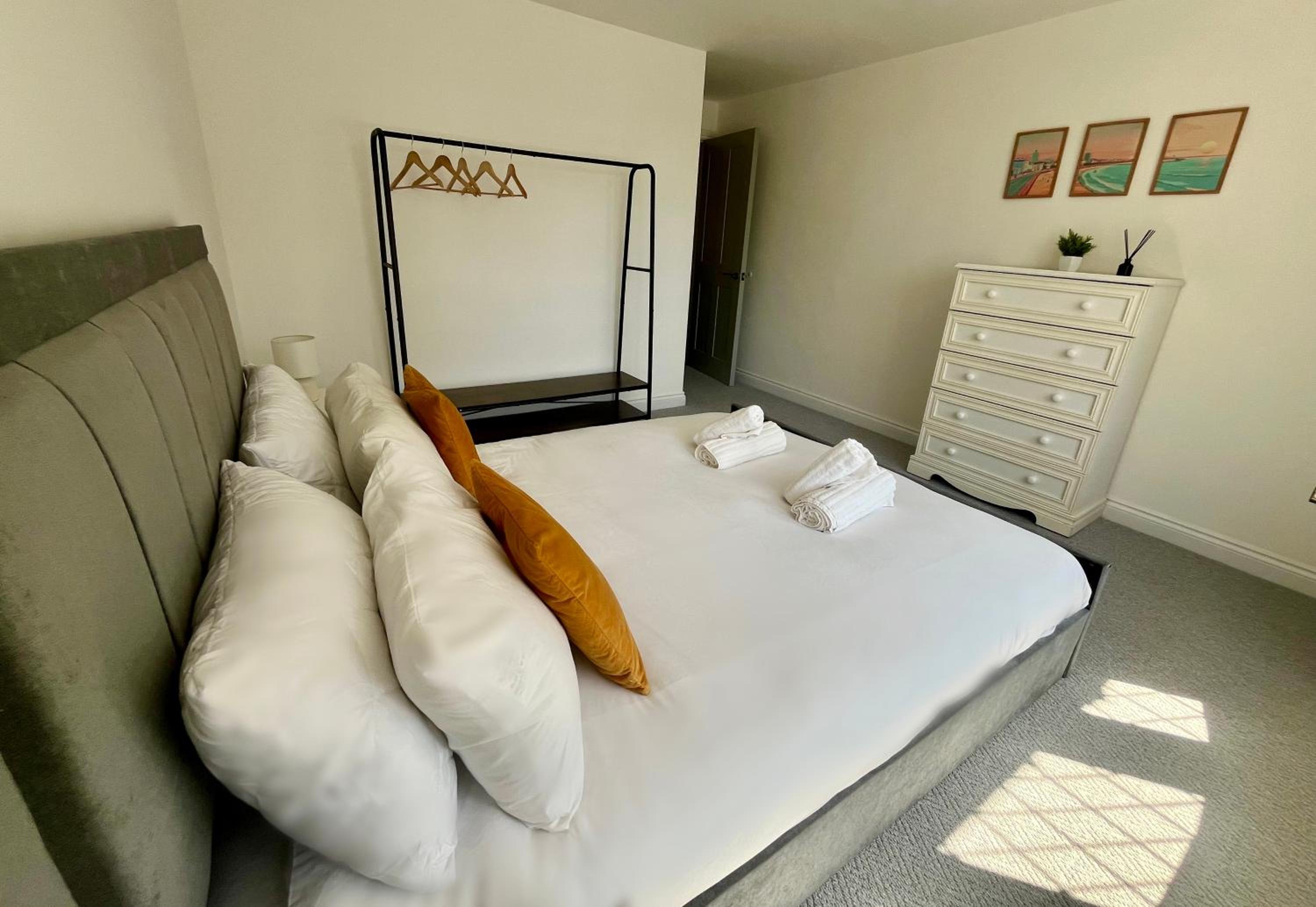 Olive Tree Brighton-Bright & Spacious 4 bedroom home with Garden & Free parking