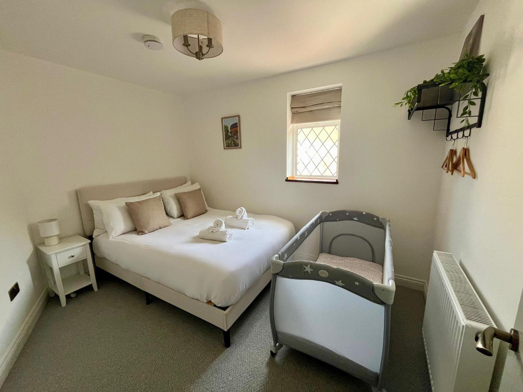 Olive Tree Brighton-Bright & Spacious 4 bedroom home with Garden & Free parking