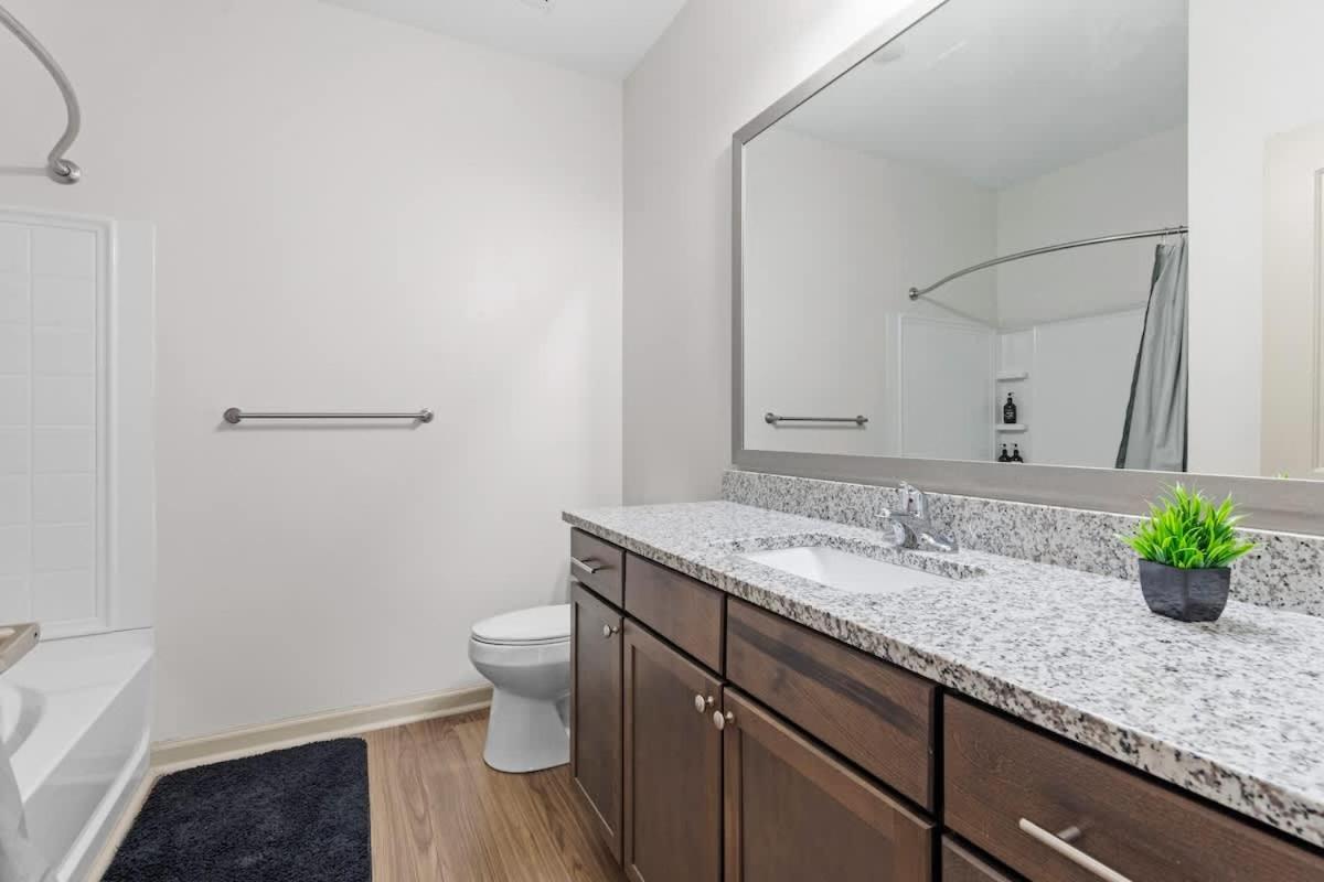 4BR King Bed Luxe Amenities Airport
