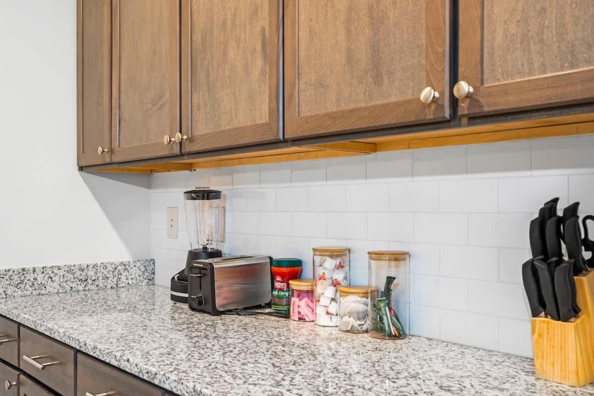 4BR King Bed Luxe Amenities Airport