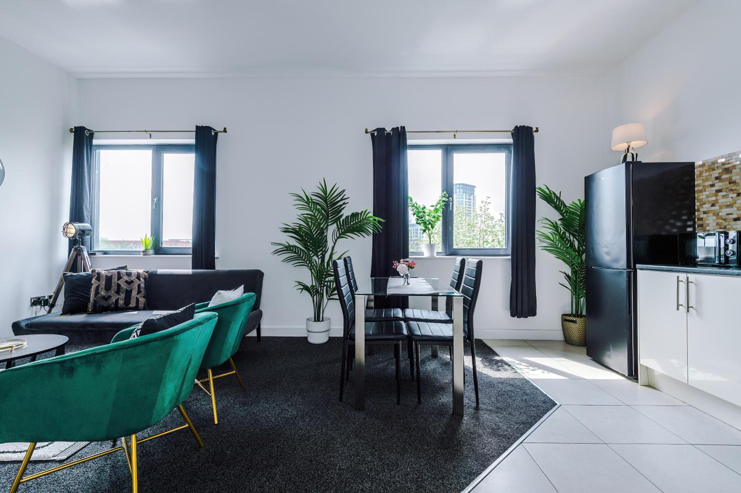 Large Home Salford -Free Parking