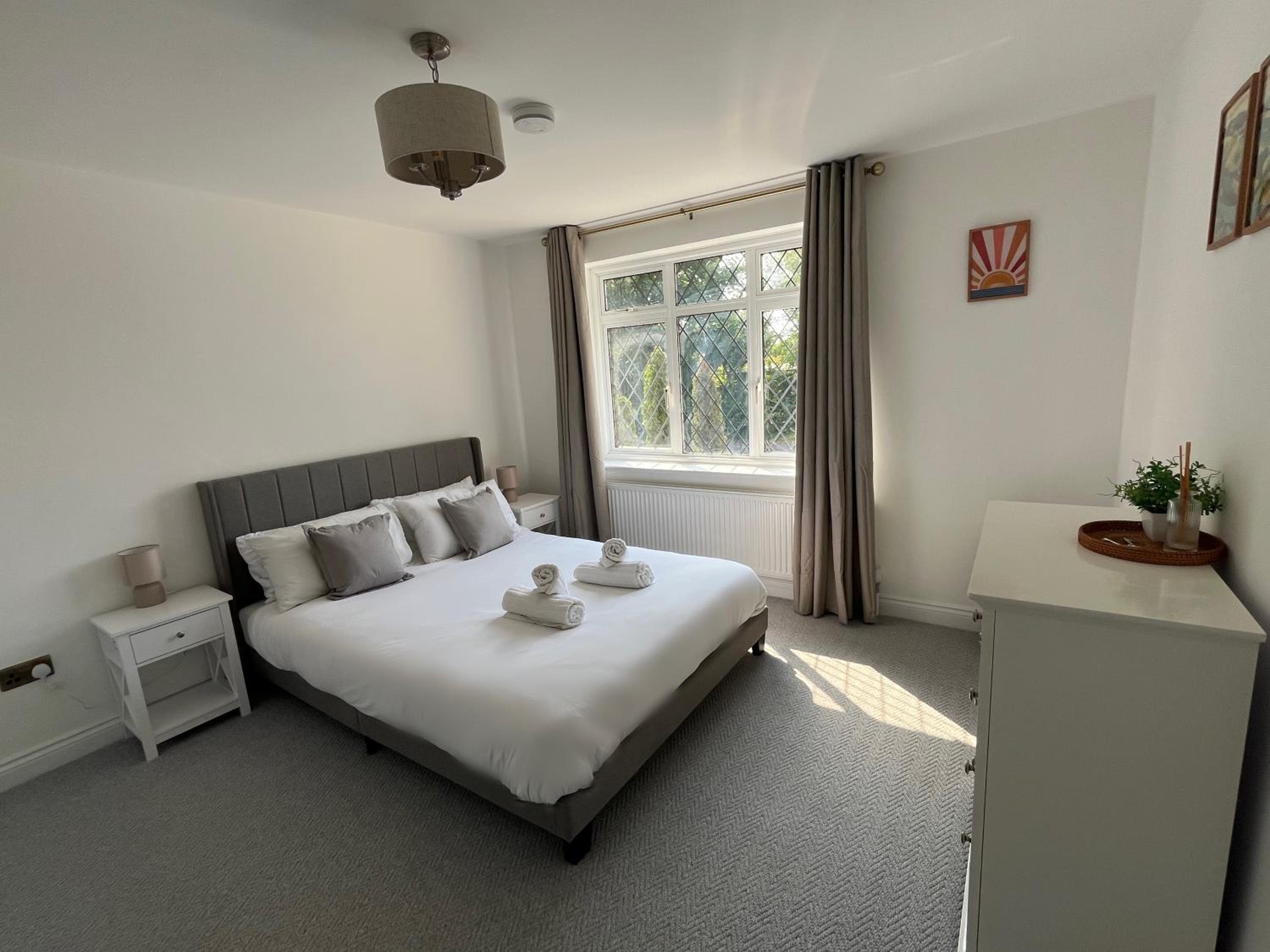 Olive Tree Brighton-Bright & Spacious 4 bedroom home with Garden & Free parking