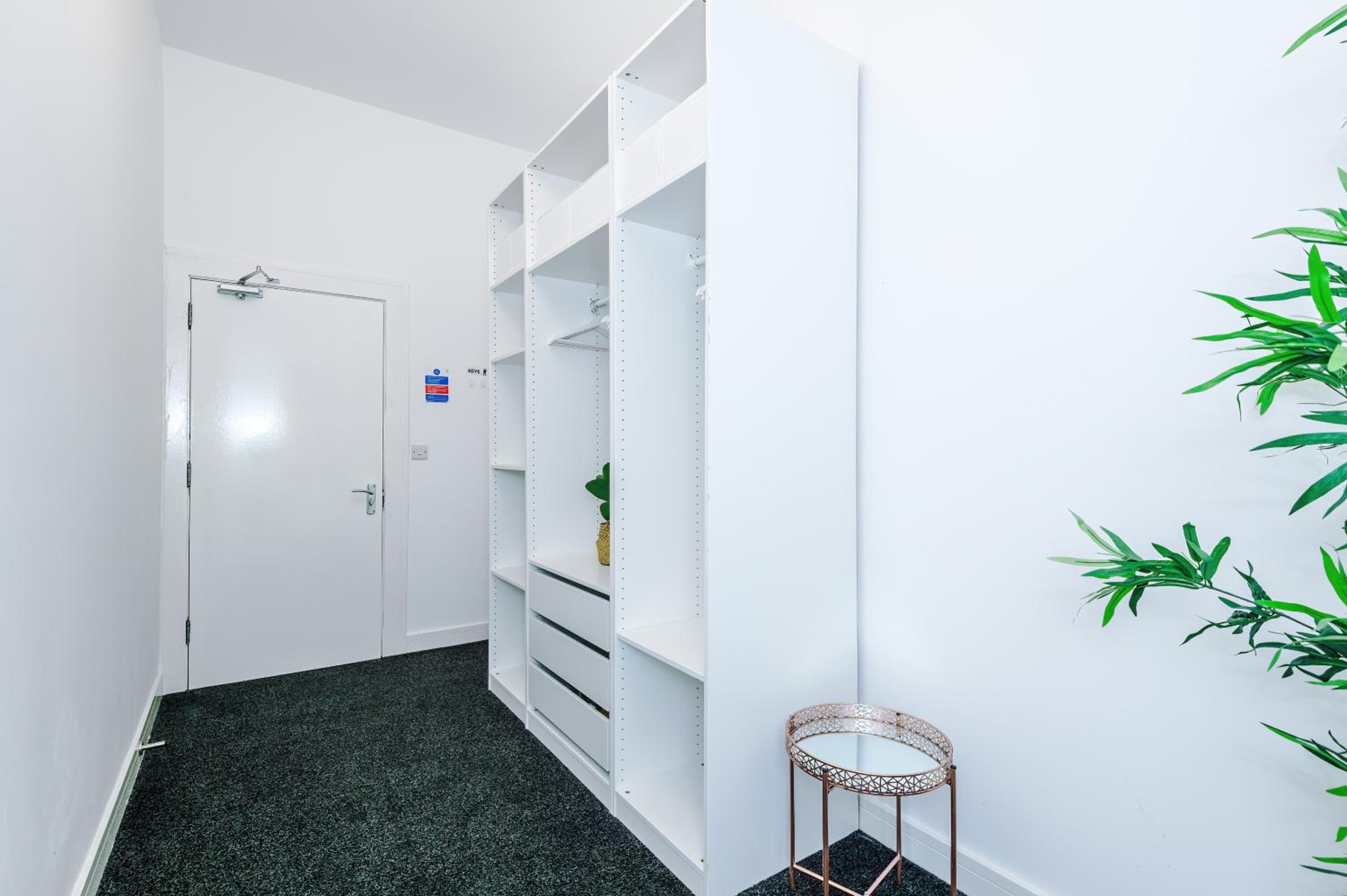 Large Home Salford -Free Parking
