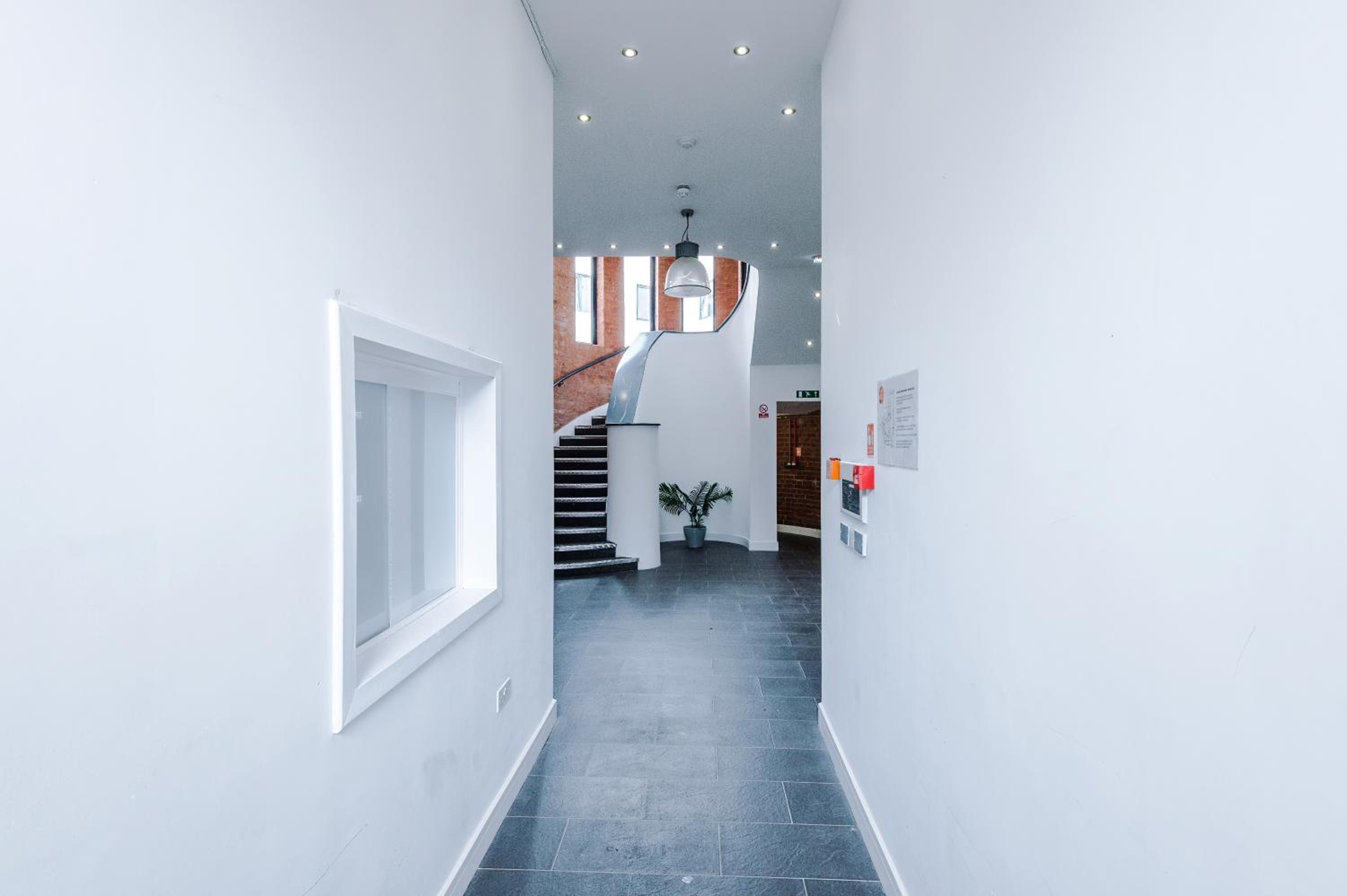 Large Home Salford -Free Parking