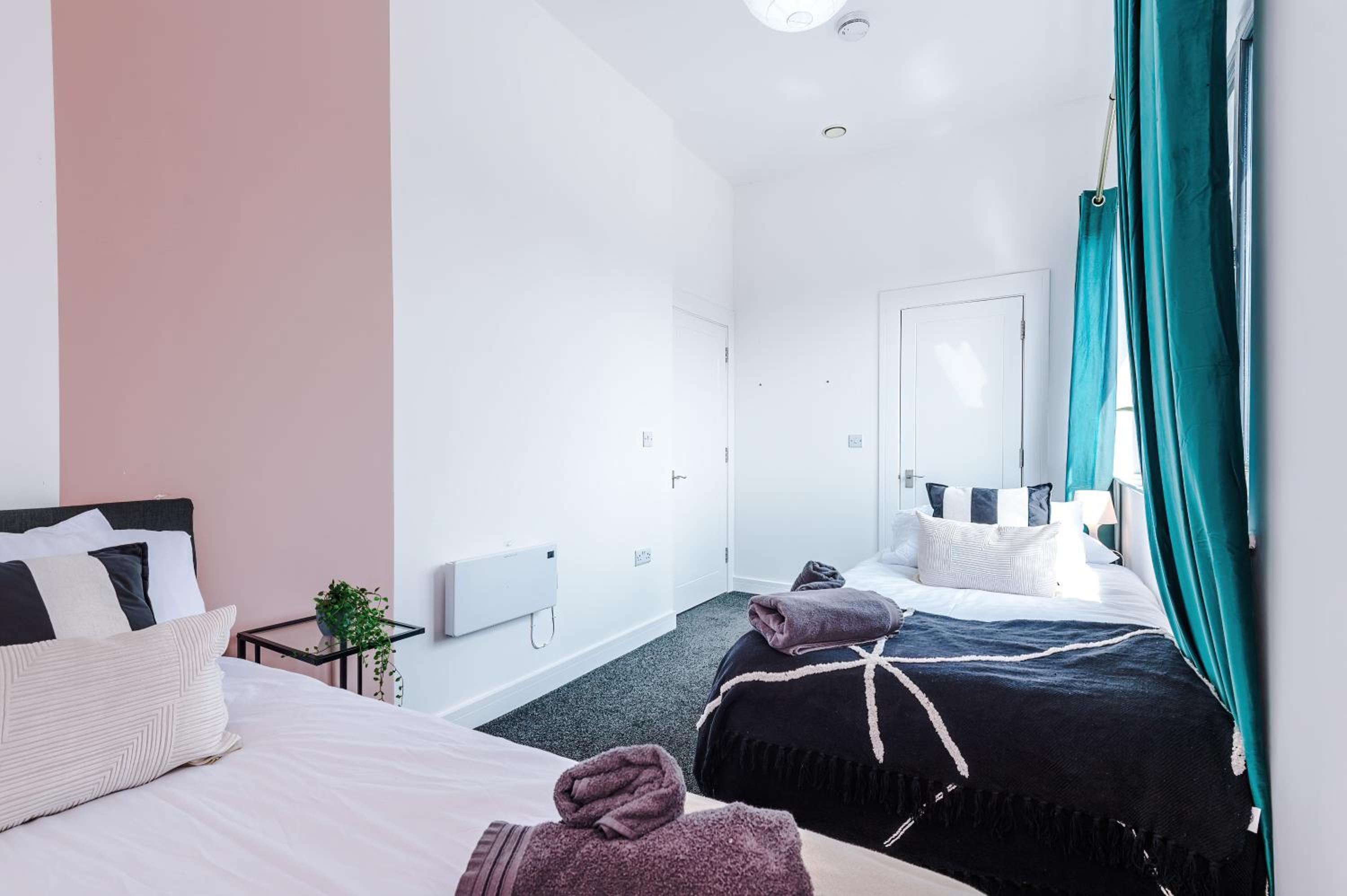 Large Home Salford -Free Parking